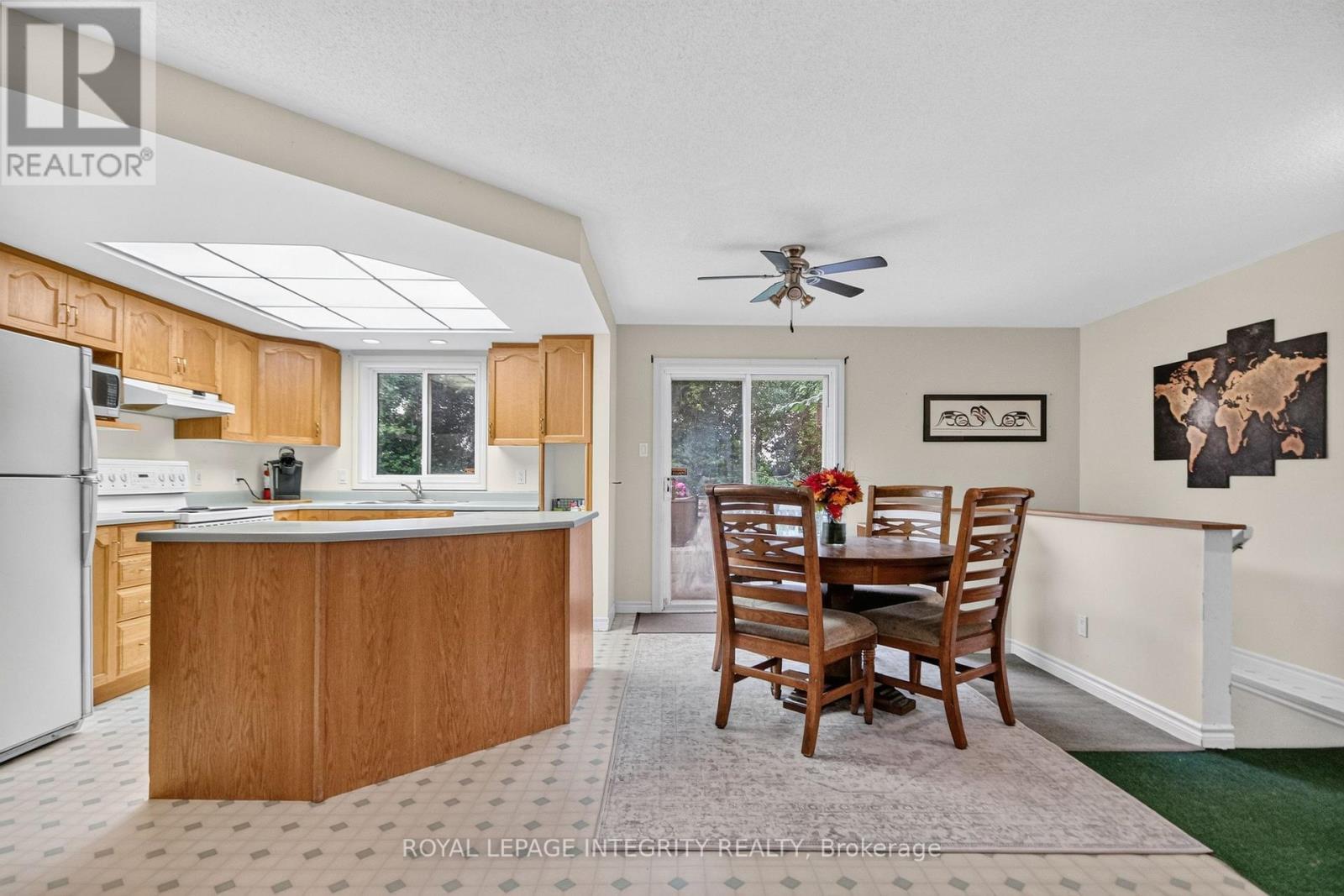 8308 Rosefire Drive, Ottawa, ON - Indoor Photo Showing Kitchen