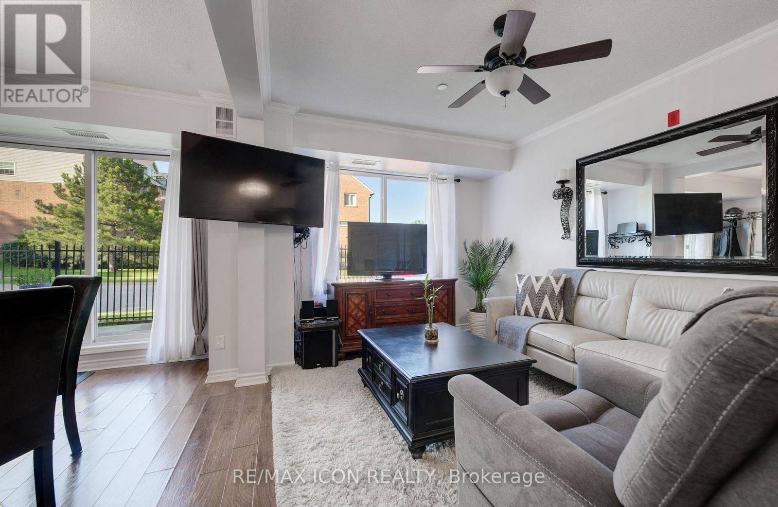118 - 8 Harris Street, Cambridge, ON - Indoor Photo Showing Living Room