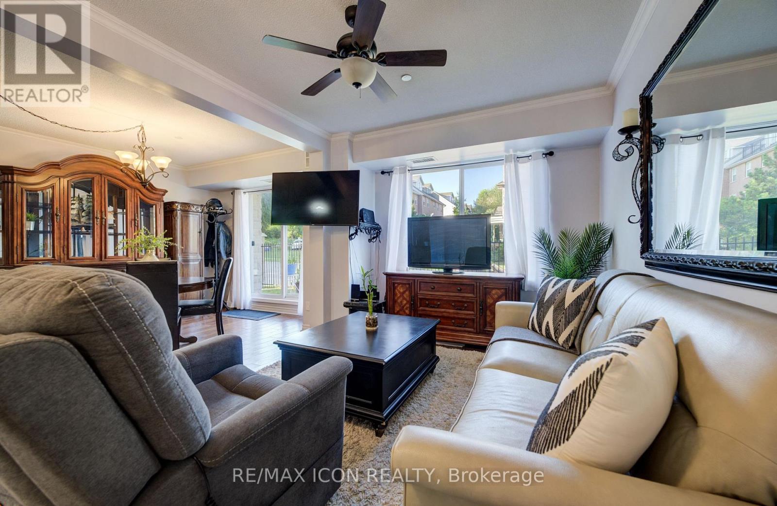118 - 8 Harris Street, Cambridge, ON - Indoor Photo Showing Living Room