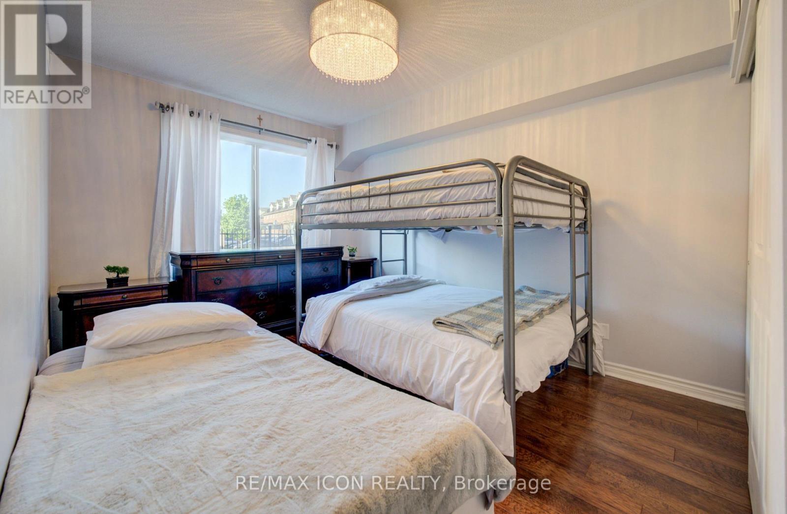118 - 8 Harris Street, Cambridge, ON - Indoor Photo Showing Bedroom
