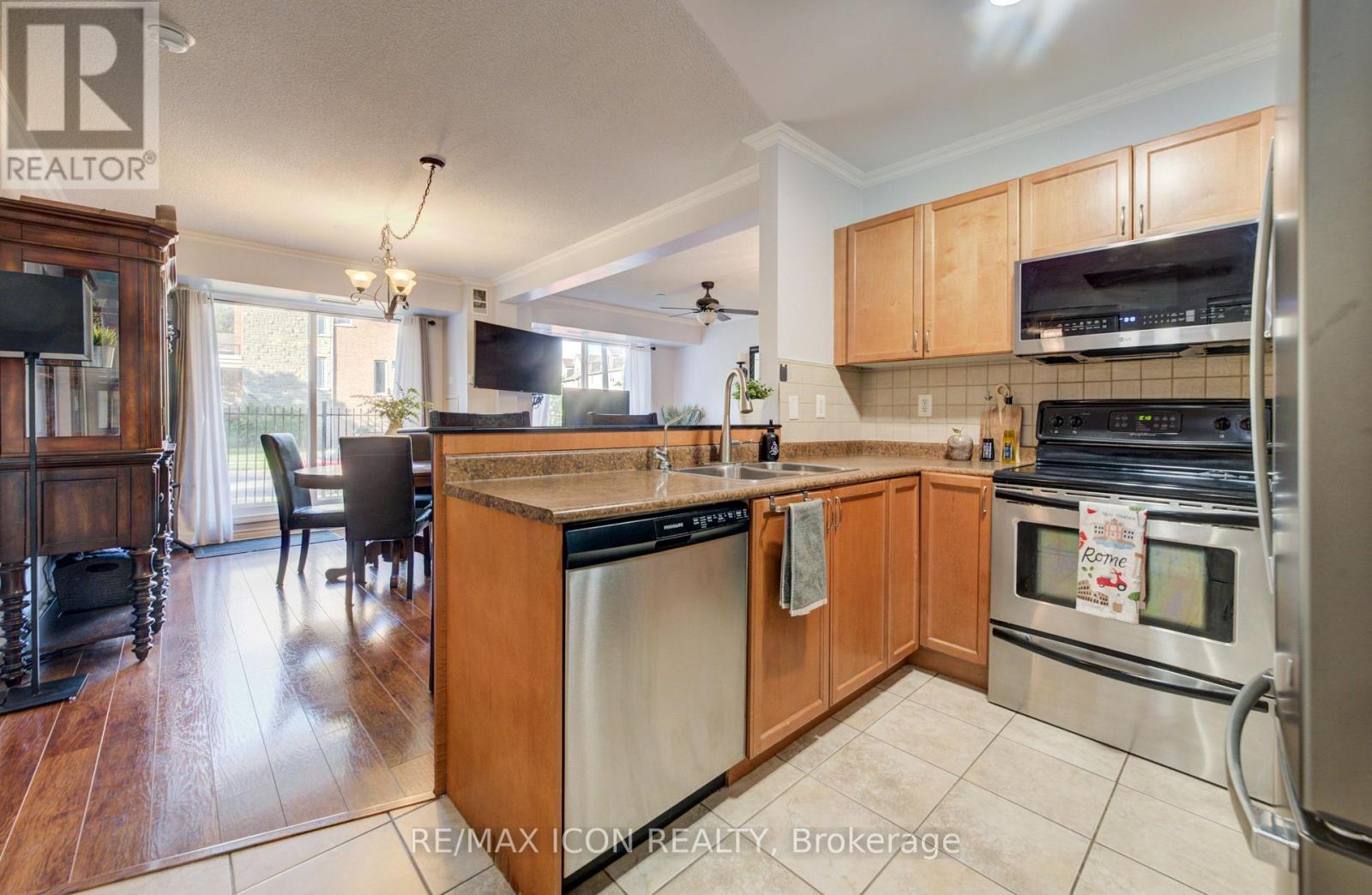 118 - 8 Harris Street, Cambridge, ON - Indoor Photo Showing Kitchen