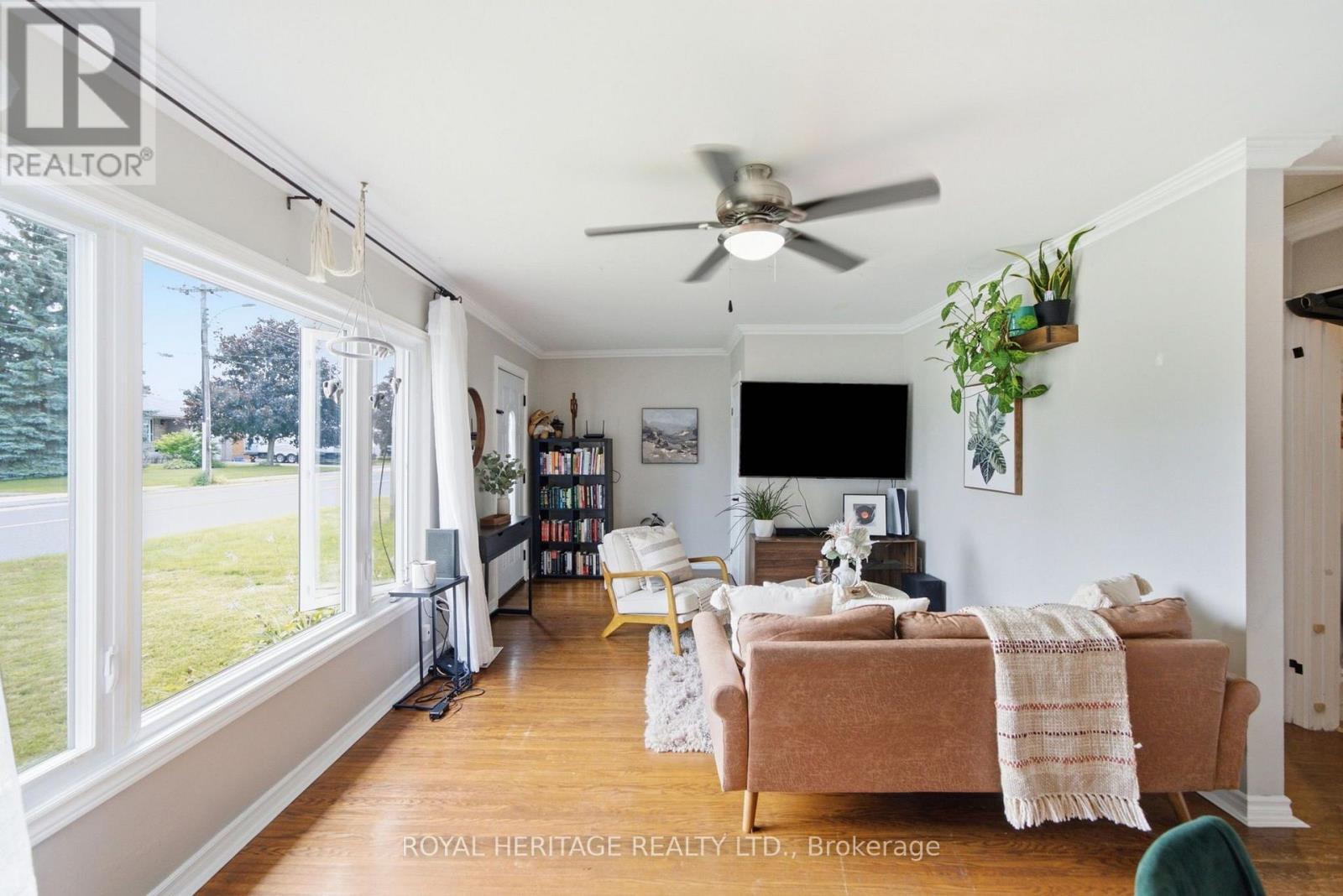 44 Division Street, Cramahe, ON - Indoor Photo Showing Living Room