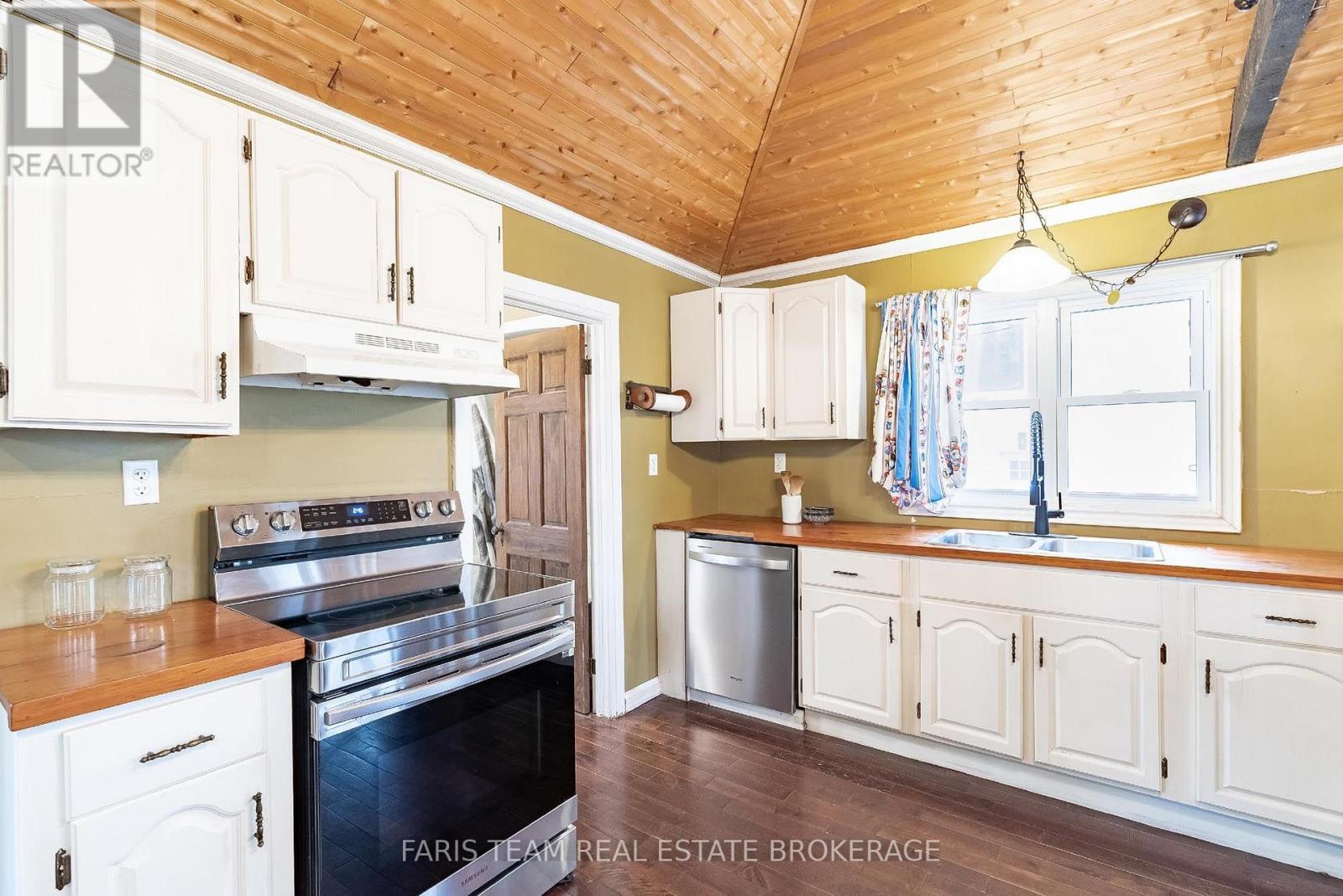1417 Maple Way, Innisfil, ON - Indoor Photo Showing Kitchen With Double Sink