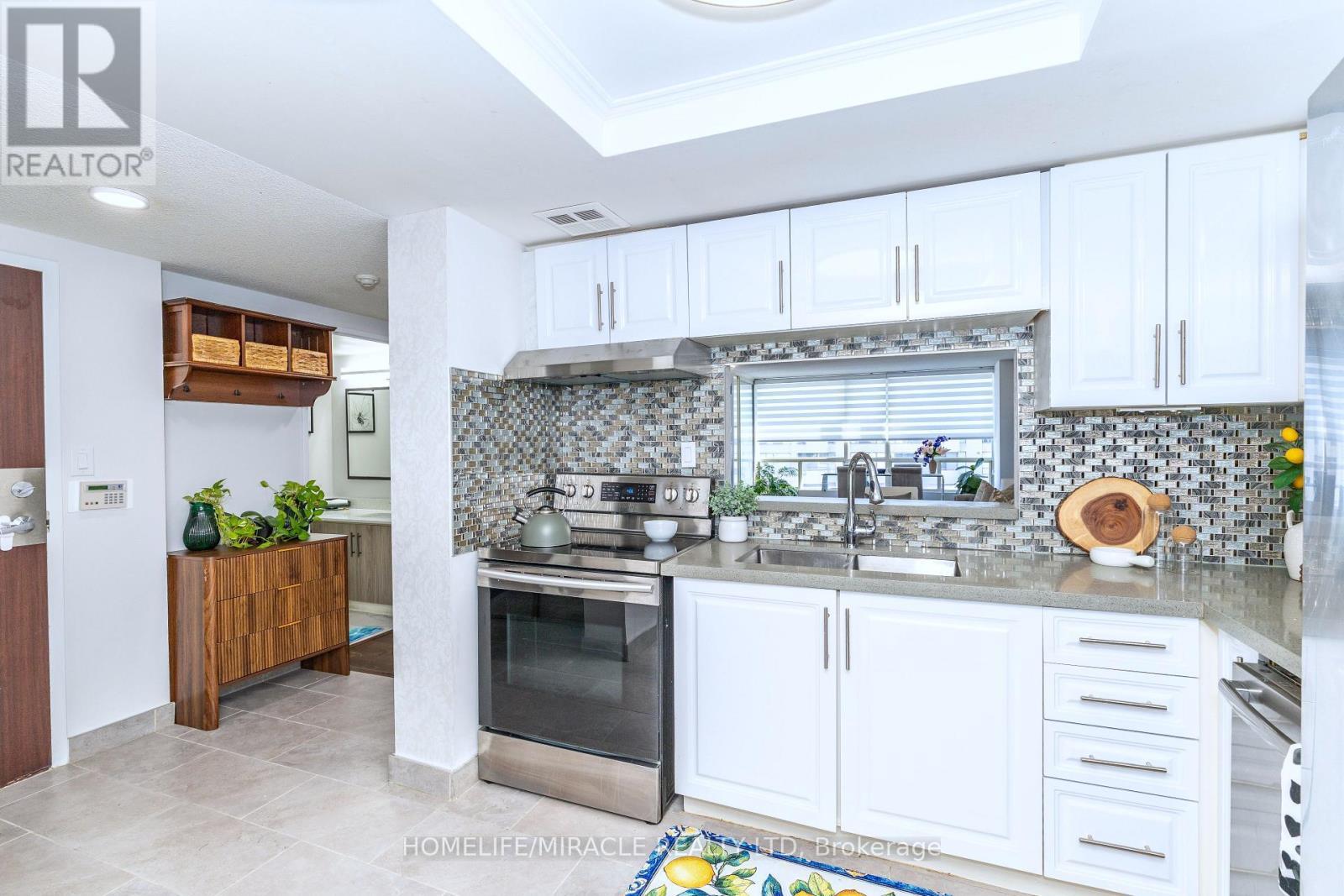 306 - 5785 Yonge Street, Toronto, ON - Indoor Photo Showing Kitchen With Upgraded Kitchen