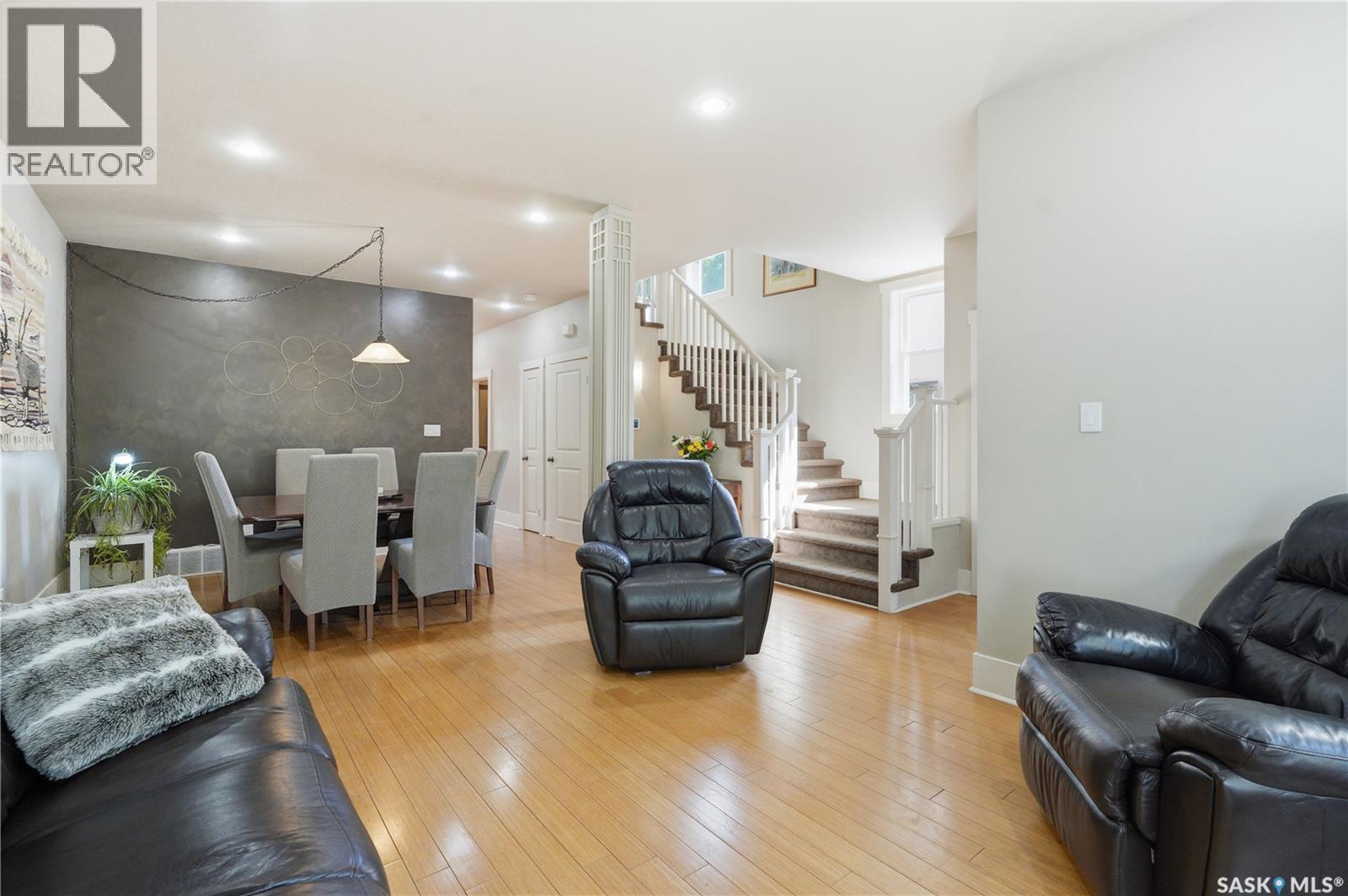 1021 Main Street, Saskatoon, SK - Indoor Photo Showing Living Room