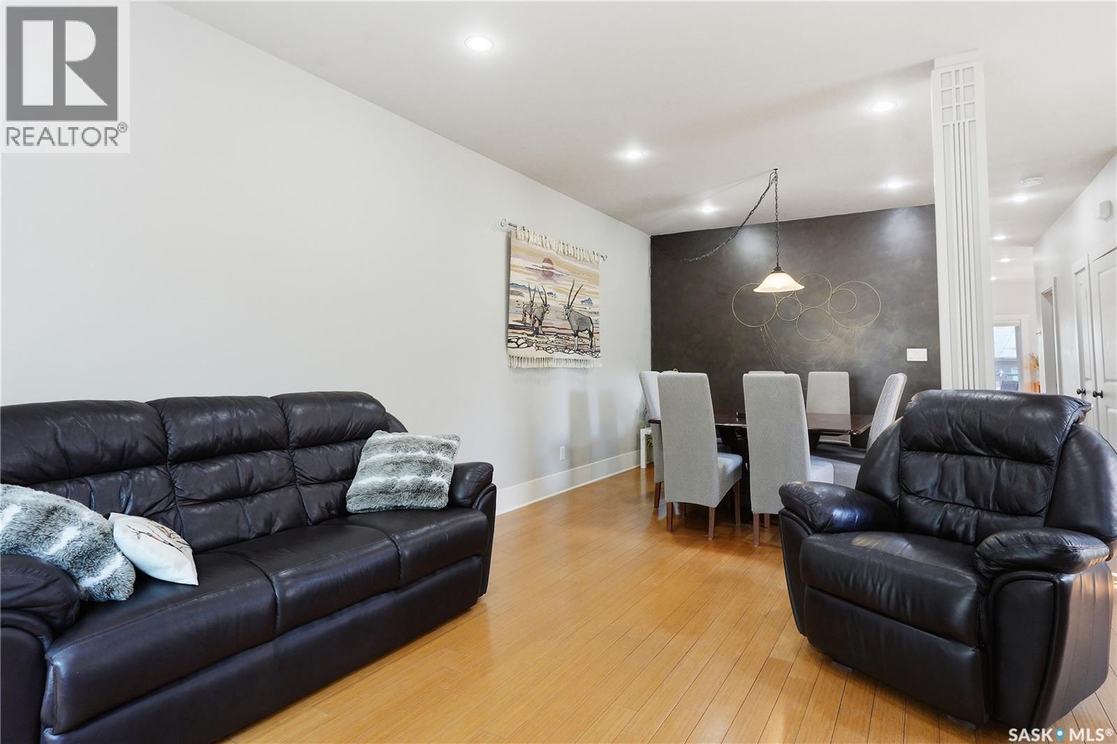 1021 Main Street, Saskatoon, SK - Indoor Photo Showing Living Room