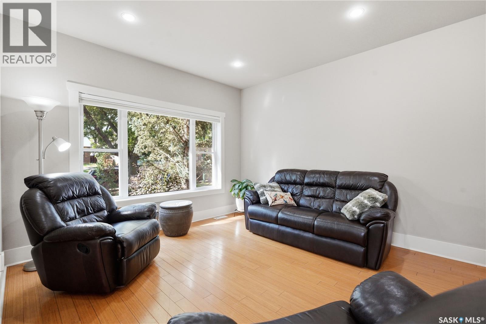1021 Main Street, Saskatoon, SK - Indoor Photo Showing Living Room
