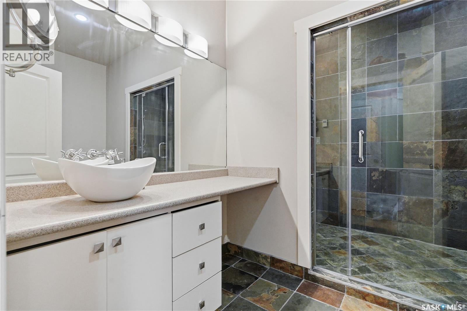 1021 Main Street, Saskatoon, SK - Indoor Photo Showing Bathroom