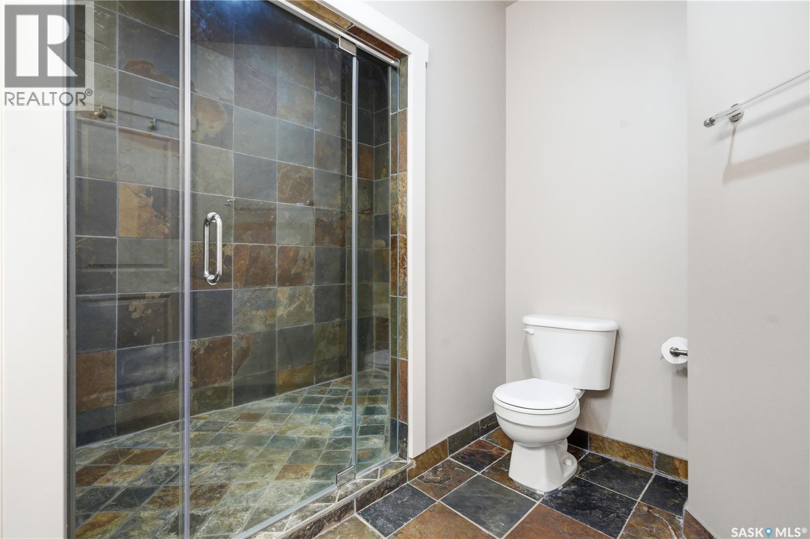 1021 Main Street, Saskatoon, SK - Indoor Photo Showing Bathroom
