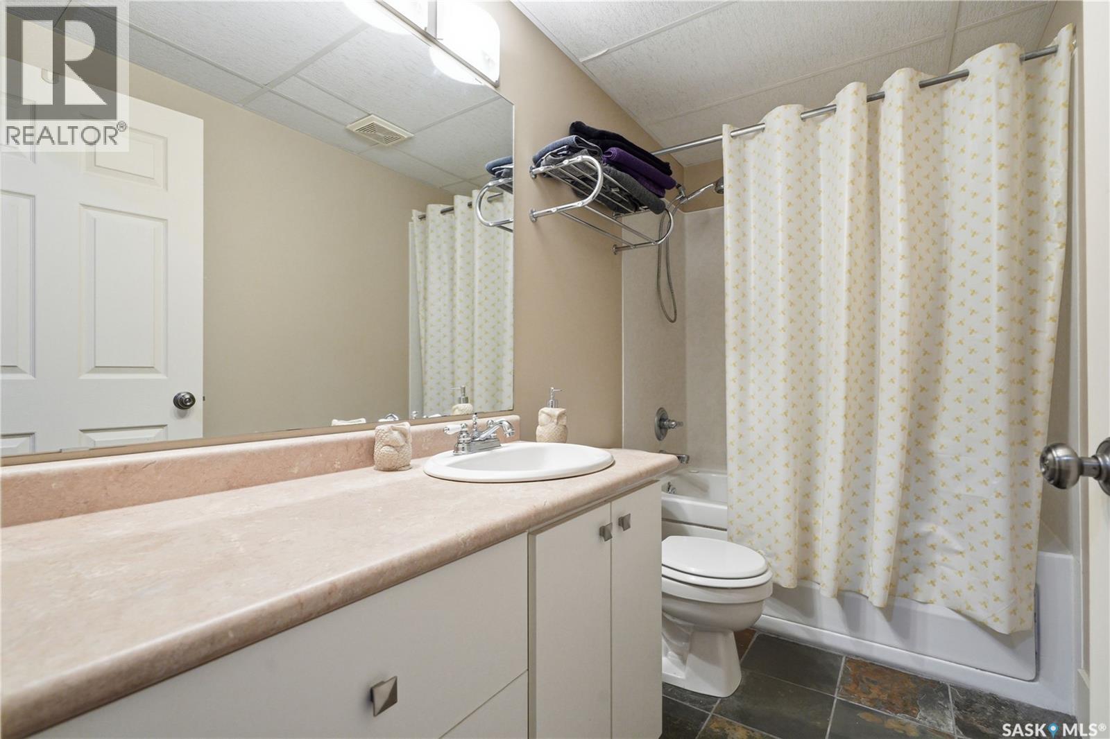 1021 Main Street, Saskatoon, SK - Indoor Photo Showing Bathroom