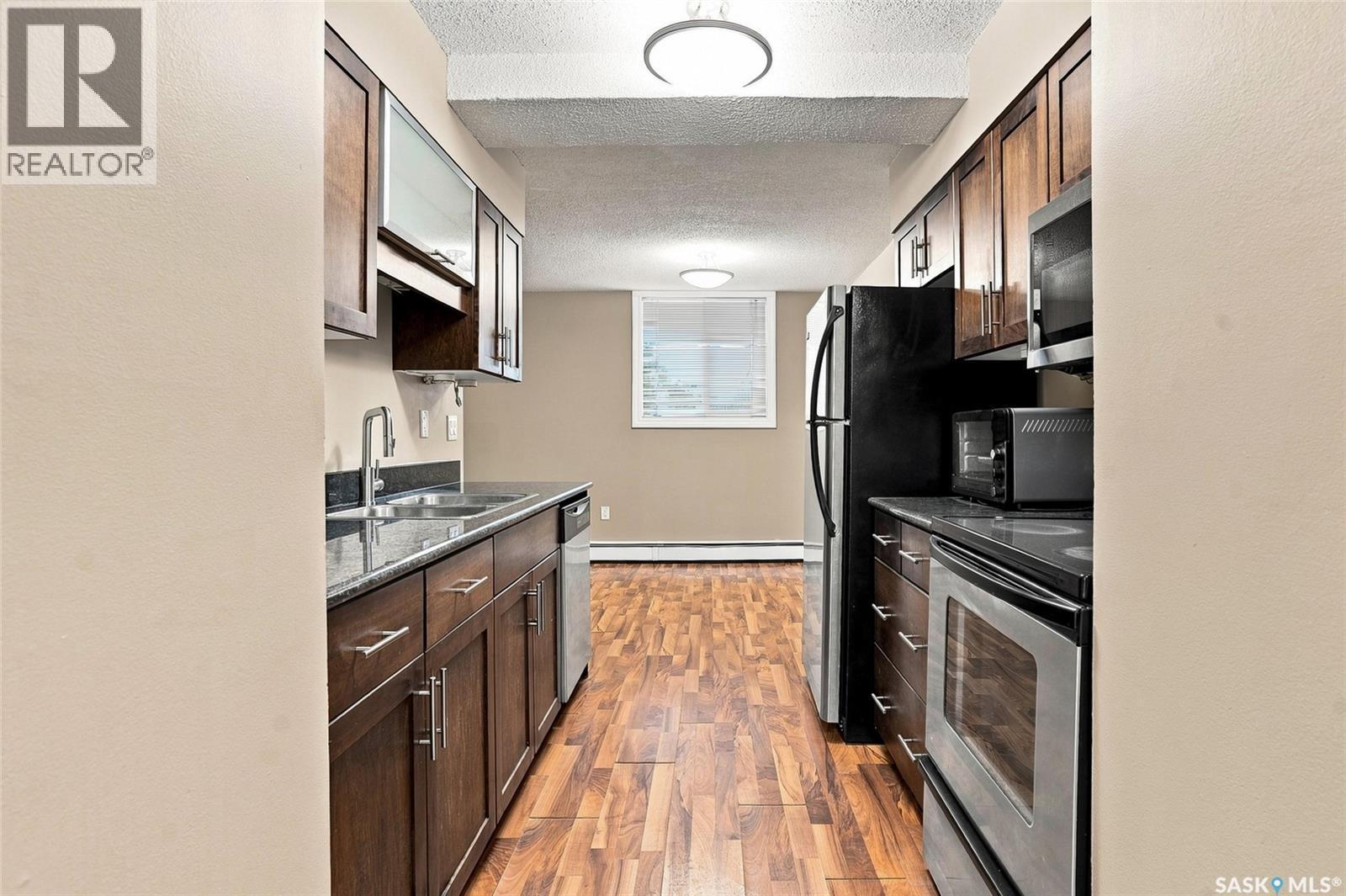 8 104 104Th Street W, Saskatoon, SK - Indoor Photo Showing Kitchen With Double Sink