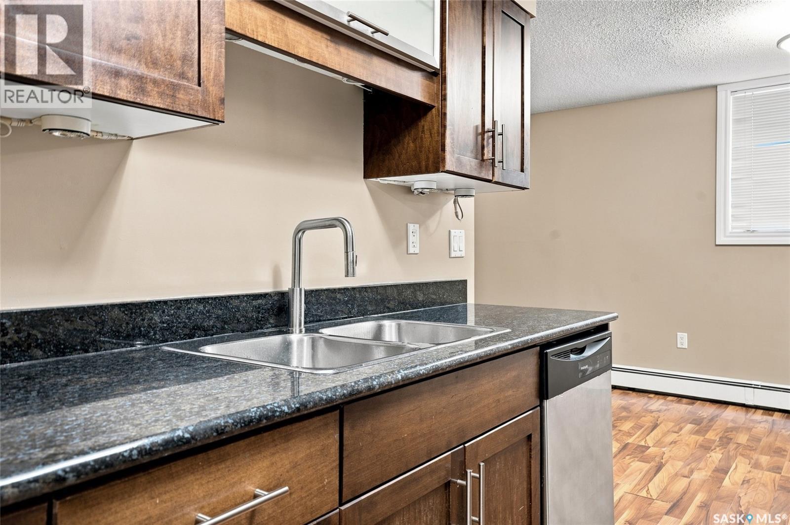 8 104 104Th Street W, Saskatoon, SK - Indoor Photo Showing Kitchen With Double Sink