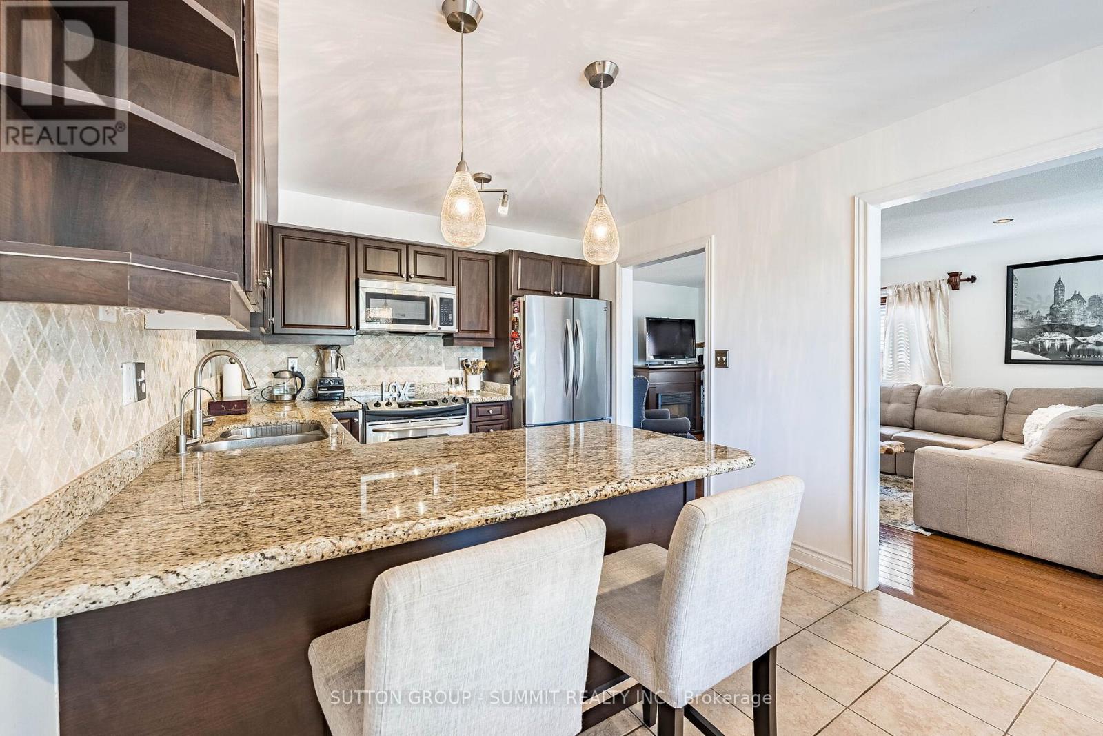 139 Oceanpearl Crescent, Whitby, ON - Indoor Photo Showing Kitchen With Stainless Steel Kitchen With Double Sink With Upgraded Kitchen