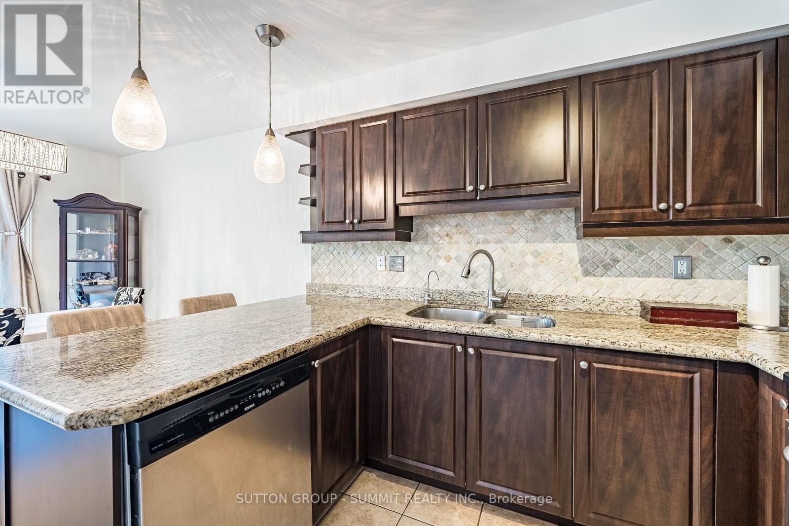 139 Oceanpearl Crescent, Whitby, ON - Indoor Photo Showing Kitchen With Upgraded Kitchen