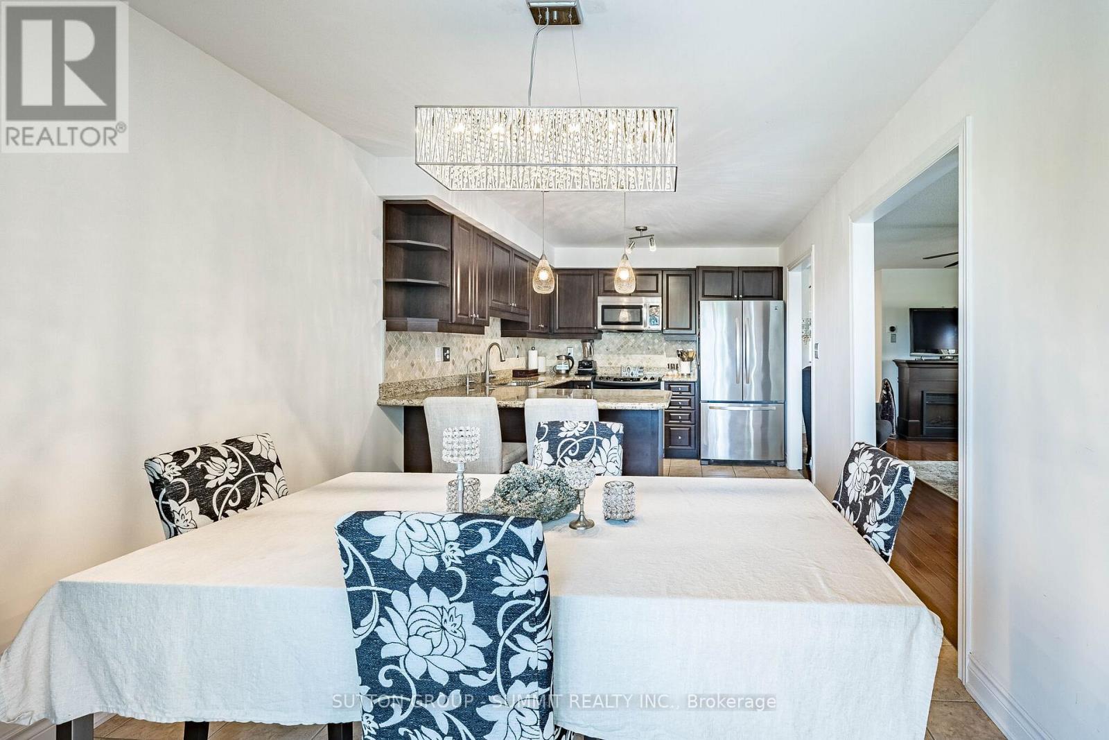 139 Oceanpearl Crescent, Whitby, ON - Indoor Photo Showing Dining Room