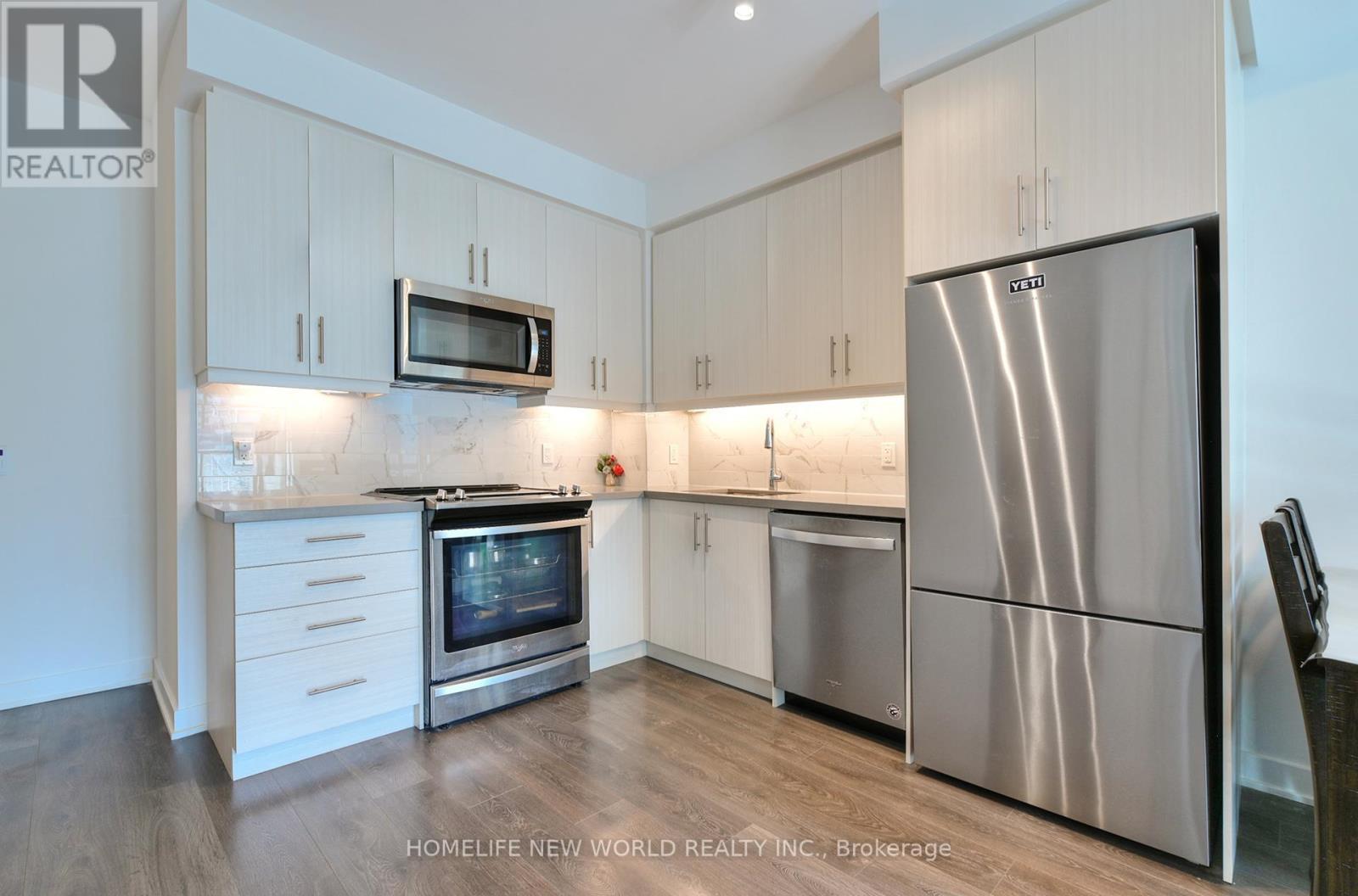 811 - 85 Oneida Crescent, Richmond Hill, ON - Indoor Photo Showing Kitchen With Stainless Steel Kitchen With Upgraded Kitchen