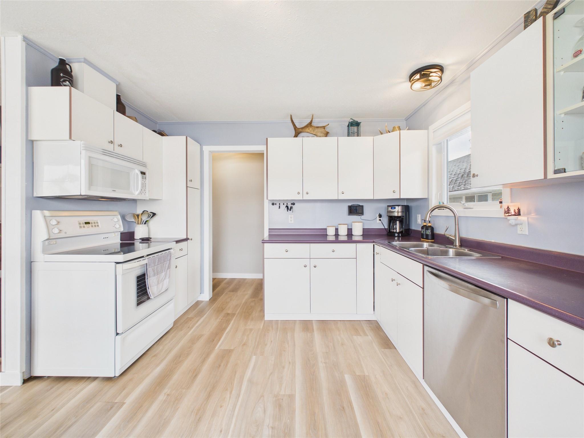 1819 2Nd Street, Cranbrook, BC - Indoor Photo Showing Kitchen With Double Sink