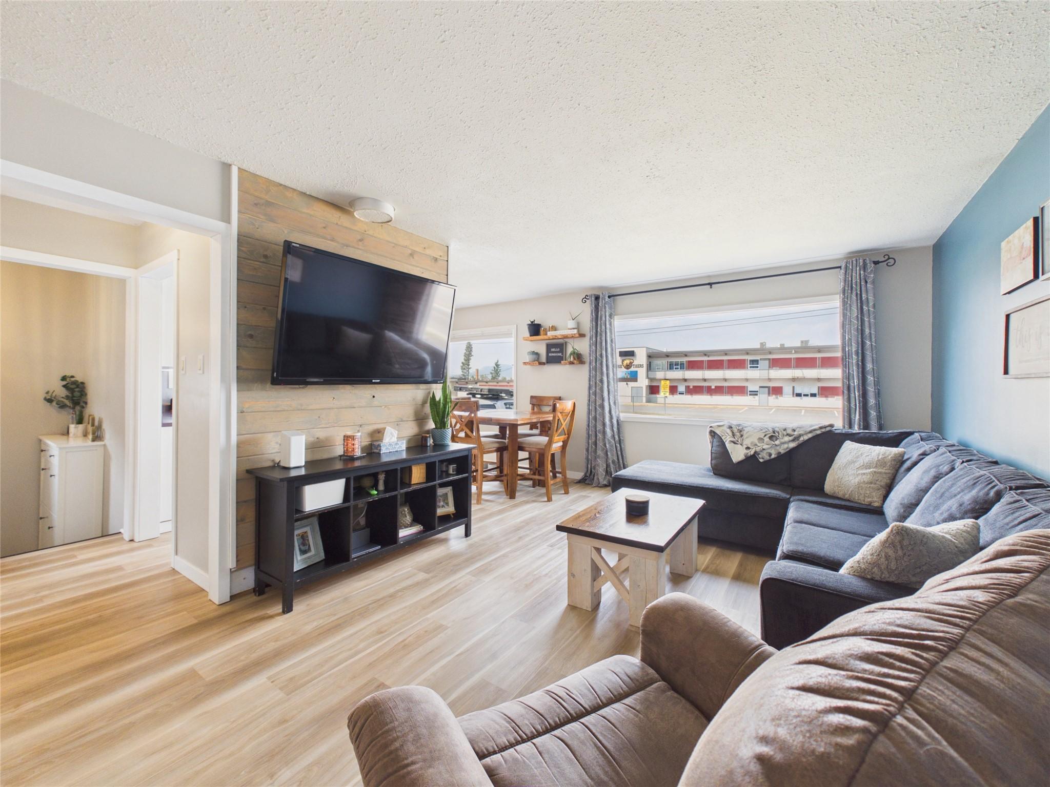 1819 2Nd Street, Cranbrook, BC - Indoor Photo Showing Living Room
