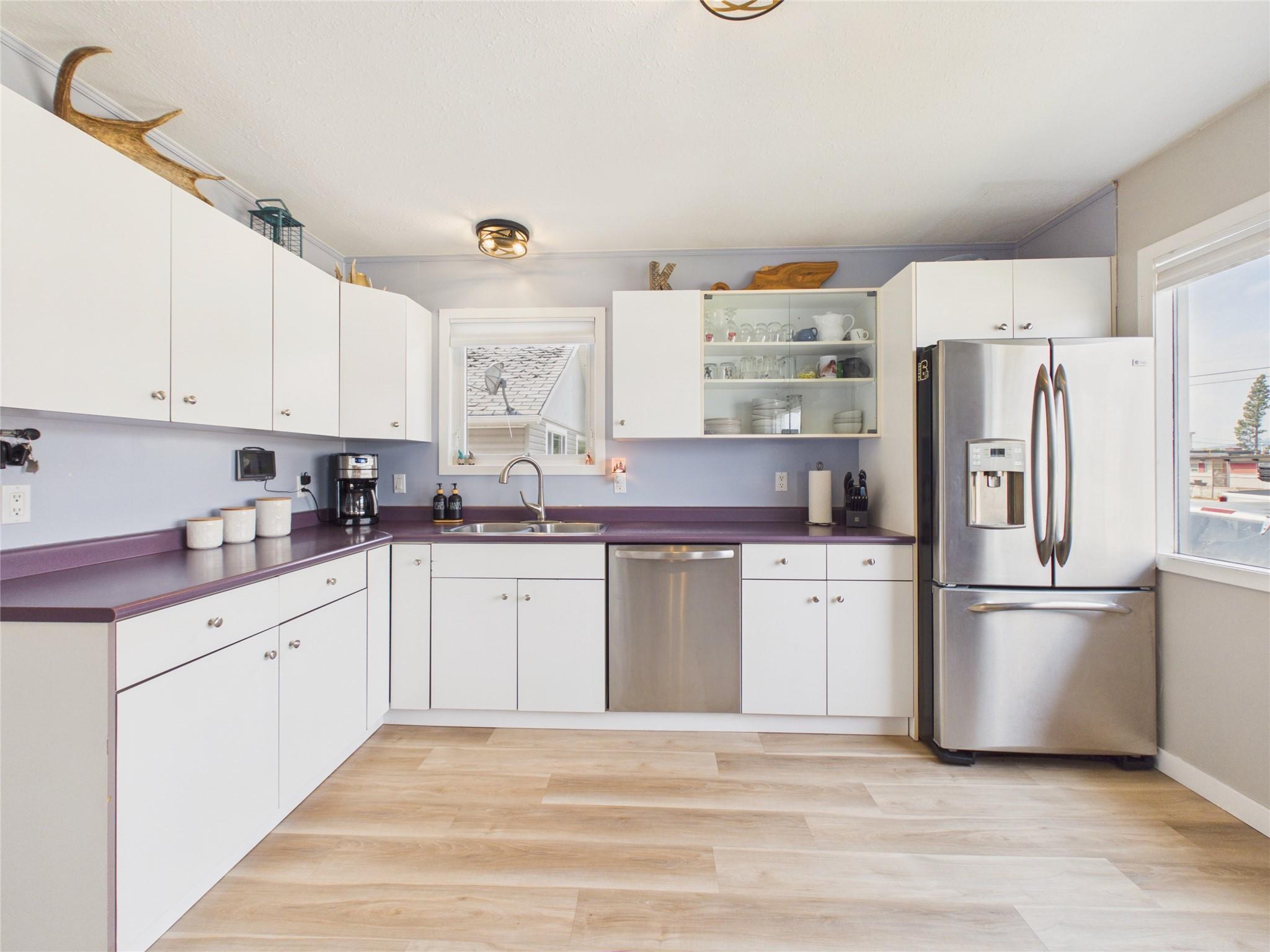 1819 2Nd Street, Cranbrook, BC - Indoor Photo Showing Kitchen With Double Sink
