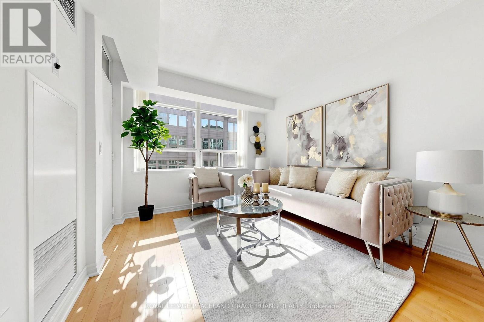 609 - 5 Rosehill Avenue, Toronto, ON - Indoor Photo Showing Living Room
