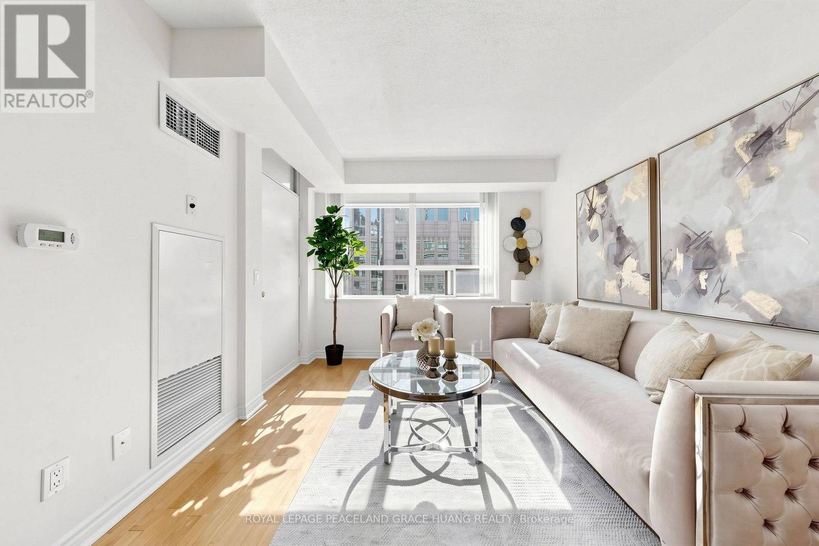 609 - 5 Rosehill Avenue, Toronto, ON - Indoor Photo Showing Living Room