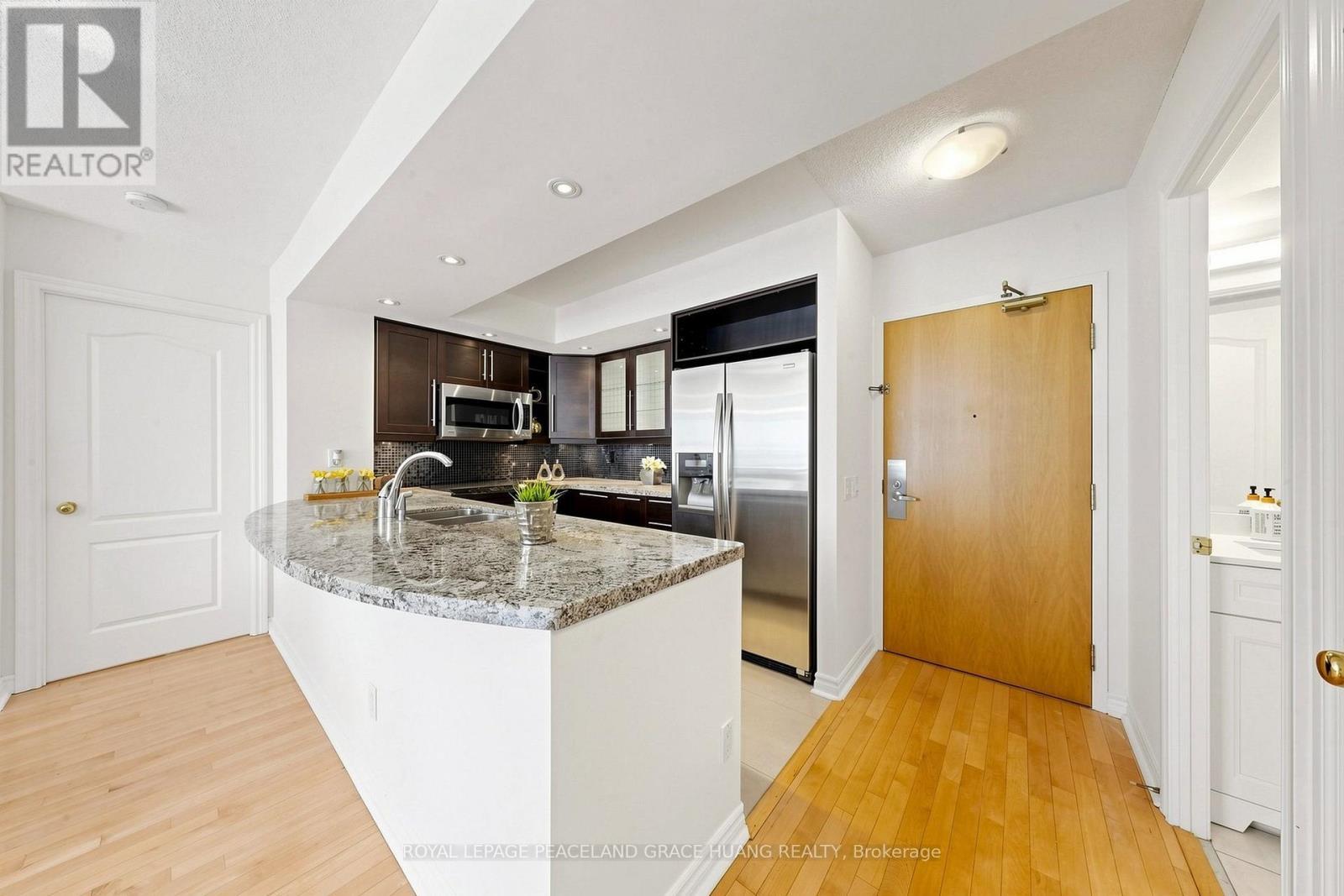609 - 5 Rosehill Avenue, Toronto, ON - Indoor Photo Showing Kitchen With Upgraded Kitchen