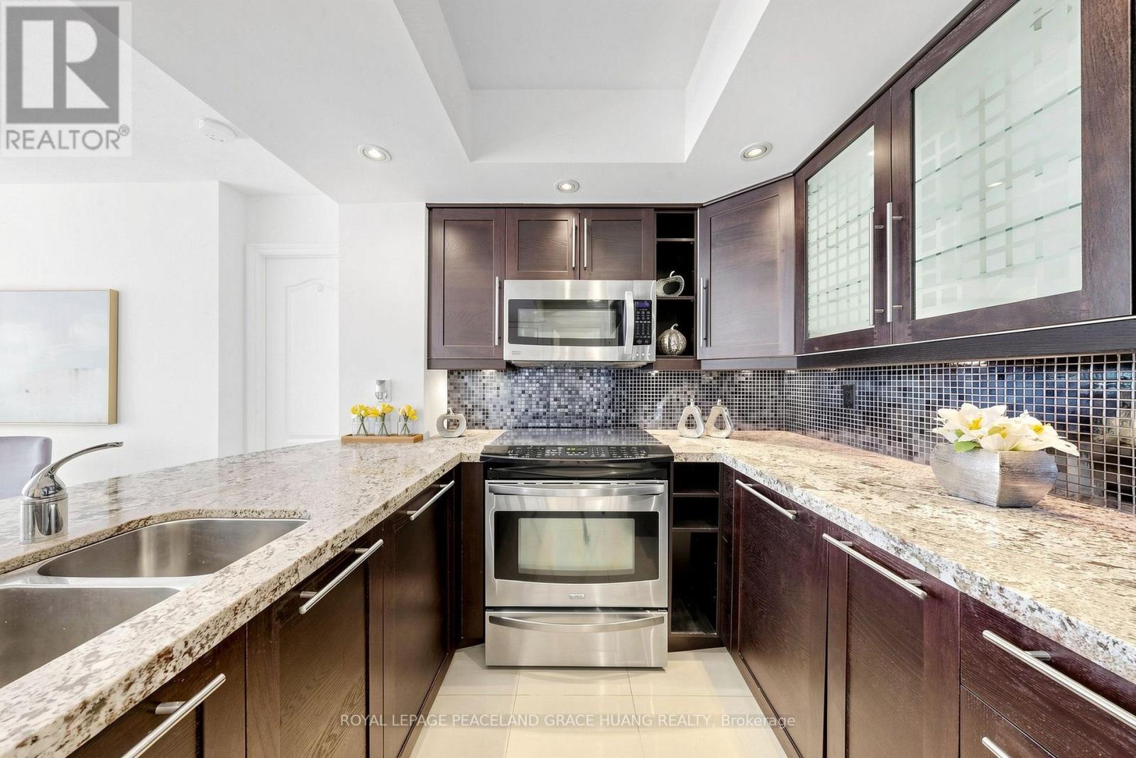609 - 5 Rosehill Avenue, Toronto, ON - Indoor Photo Showing Kitchen With Double Sink With Upgraded Kitchen