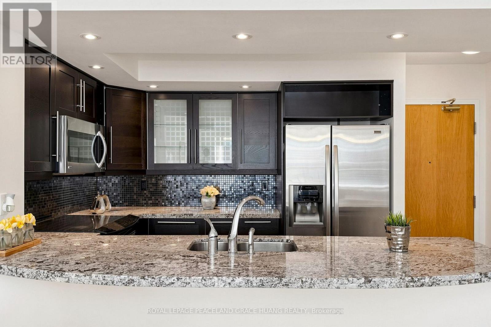 609 - 5 Rosehill Avenue, Toronto, ON - Indoor Photo Showing Kitchen With Double Sink With Upgraded Kitchen