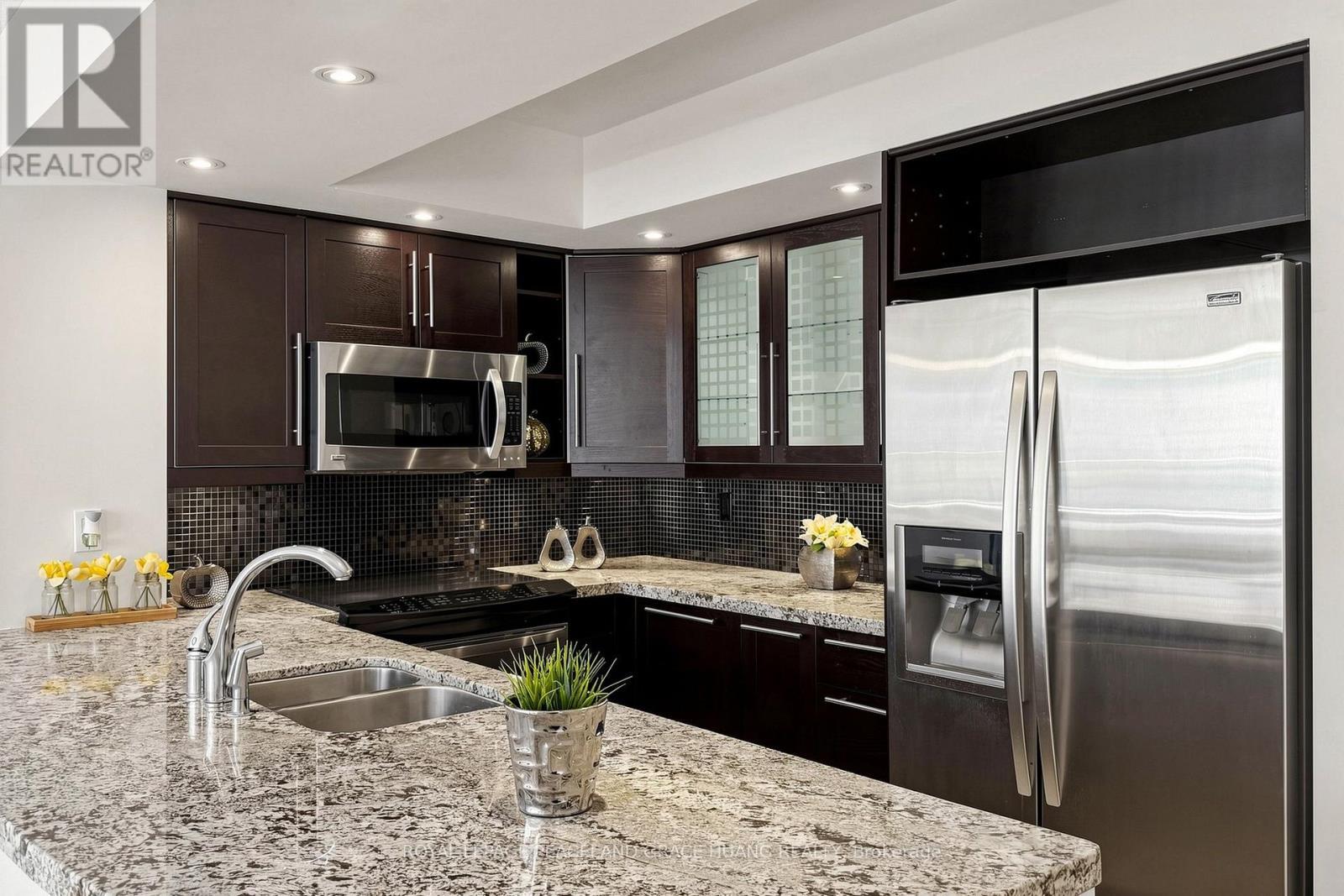 609 - 5 Rosehill Avenue, Toronto, ON - Indoor Photo Showing Kitchen With Stainless Steel Kitchen With Double Sink With Upgraded Kitchen