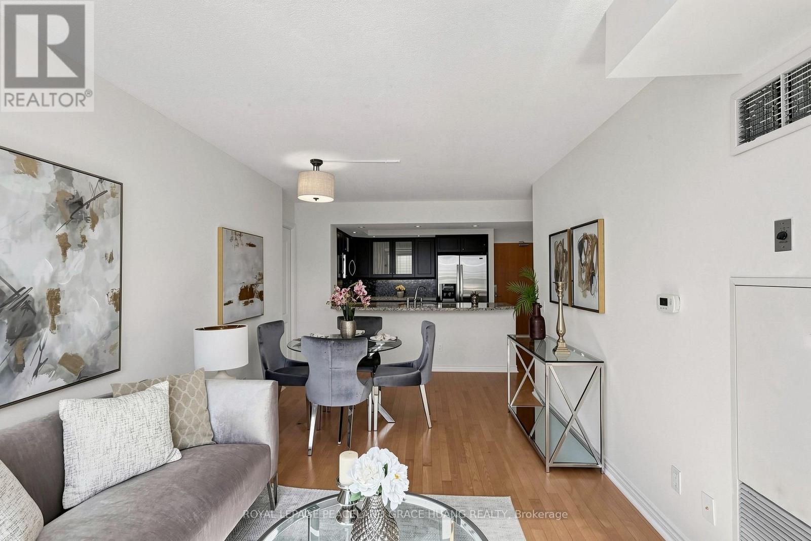 609 - 5 Rosehill Avenue, Toronto, ON - Indoor Photo Showing Living Room