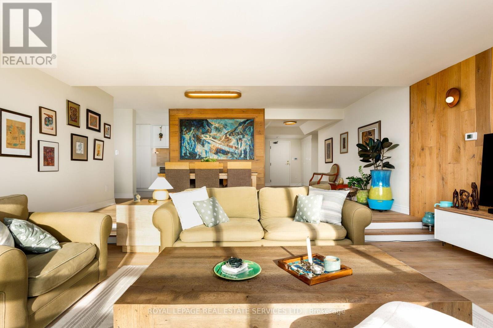 1401 - 2180 Marine Drive, Oakville, ON - Indoor Photo Showing Living Room