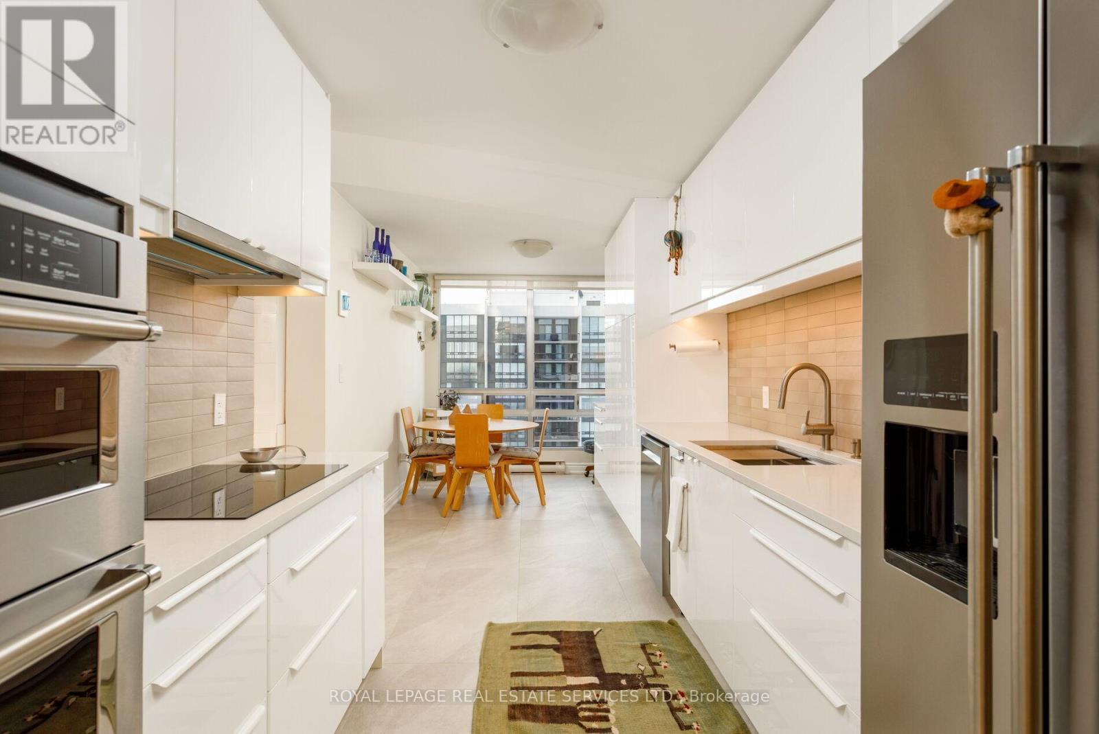 1401 - 2180 Marine Drive, Oakville, ON - Indoor Photo Showing Kitchen With Upgraded Kitchen