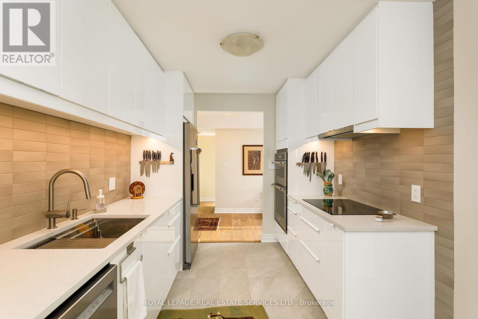 1401 - 2180 Marine Drive, Oakville, ON - Indoor Photo Showing Kitchen With Upgraded Kitchen