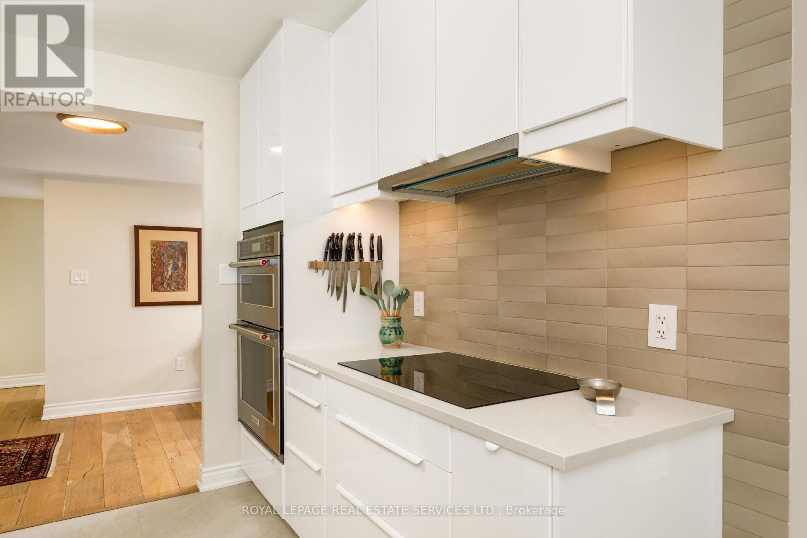 1401 - 2180 Marine Drive, Oakville, ON - Indoor Photo Showing Kitchen