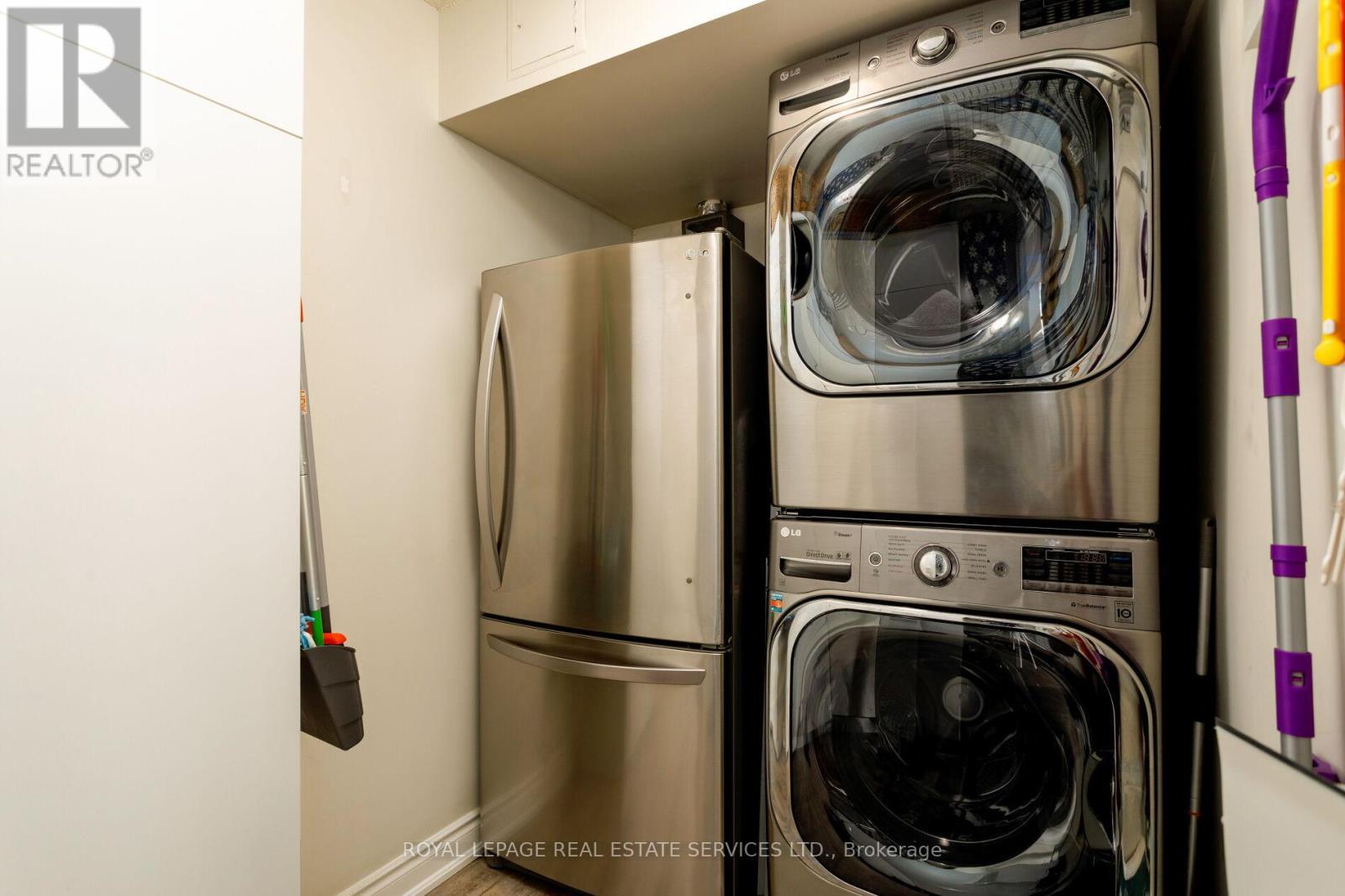 1401 - 2180 Marine Drive, Oakville, ON - Indoor Photo Showing Laundry Room