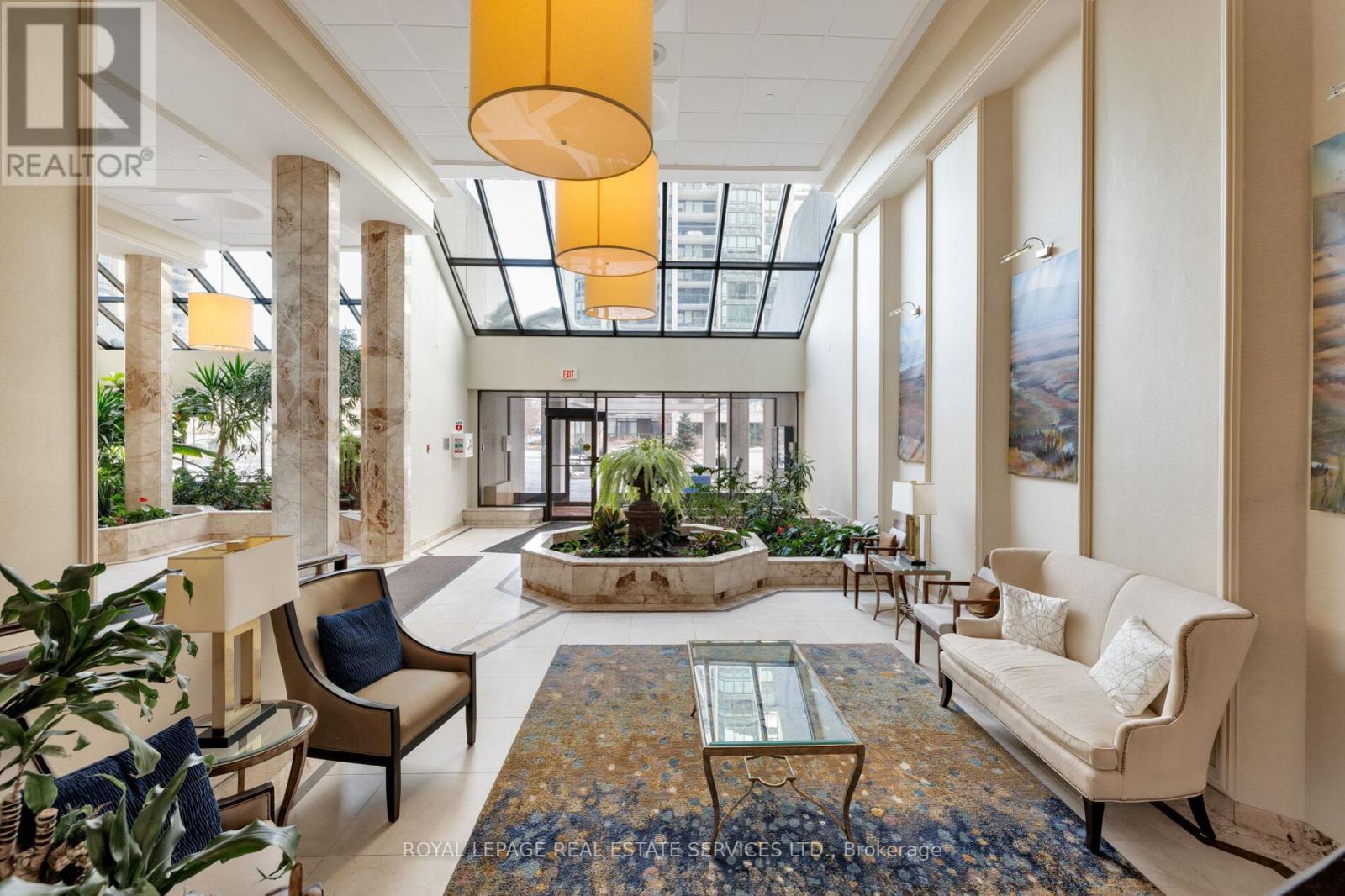 1401 - 2180 Marine Drive, Oakville, ON - Indoor