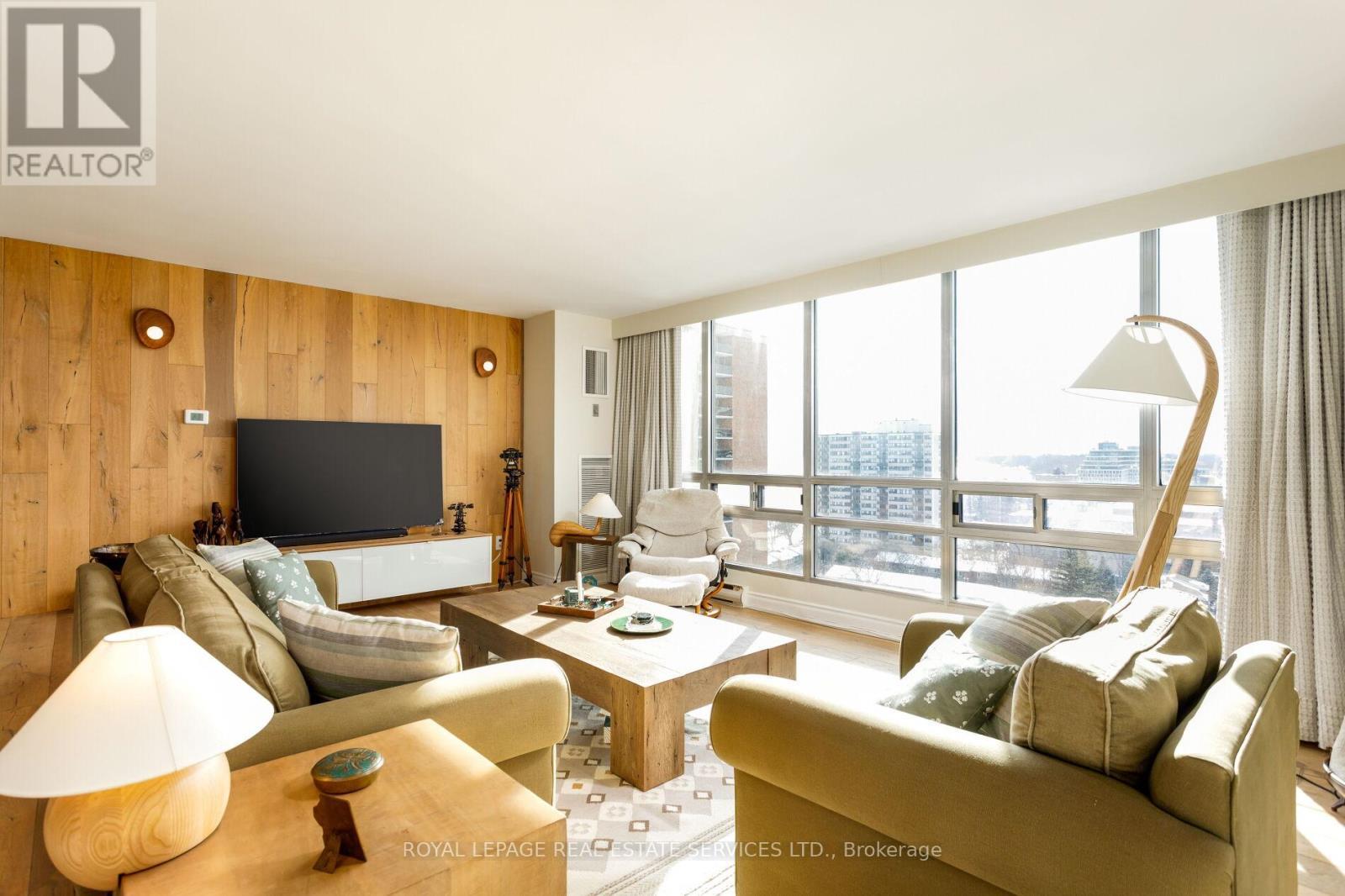 1401 - 2180 Marine Drive, Oakville, ON - Indoor Photo Showing Living Room