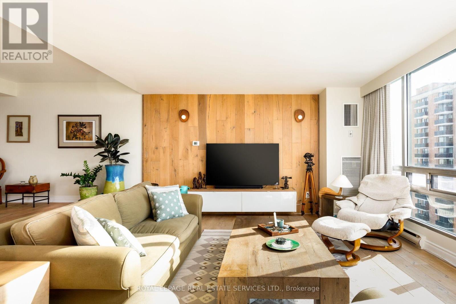 1401 - 2180 Marine Drive, Oakville, ON - Indoor Photo Showing Living Room