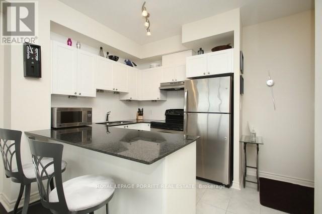 1109 - 3865 Lake Shore Boulevard W, Toronto, ON - Indoor Photo Showing Kitchen
