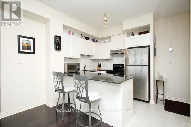 1109 - 3865 Lake Shore Boulevard W, Toronto, ON - Indoor Photo Showing Kitchen