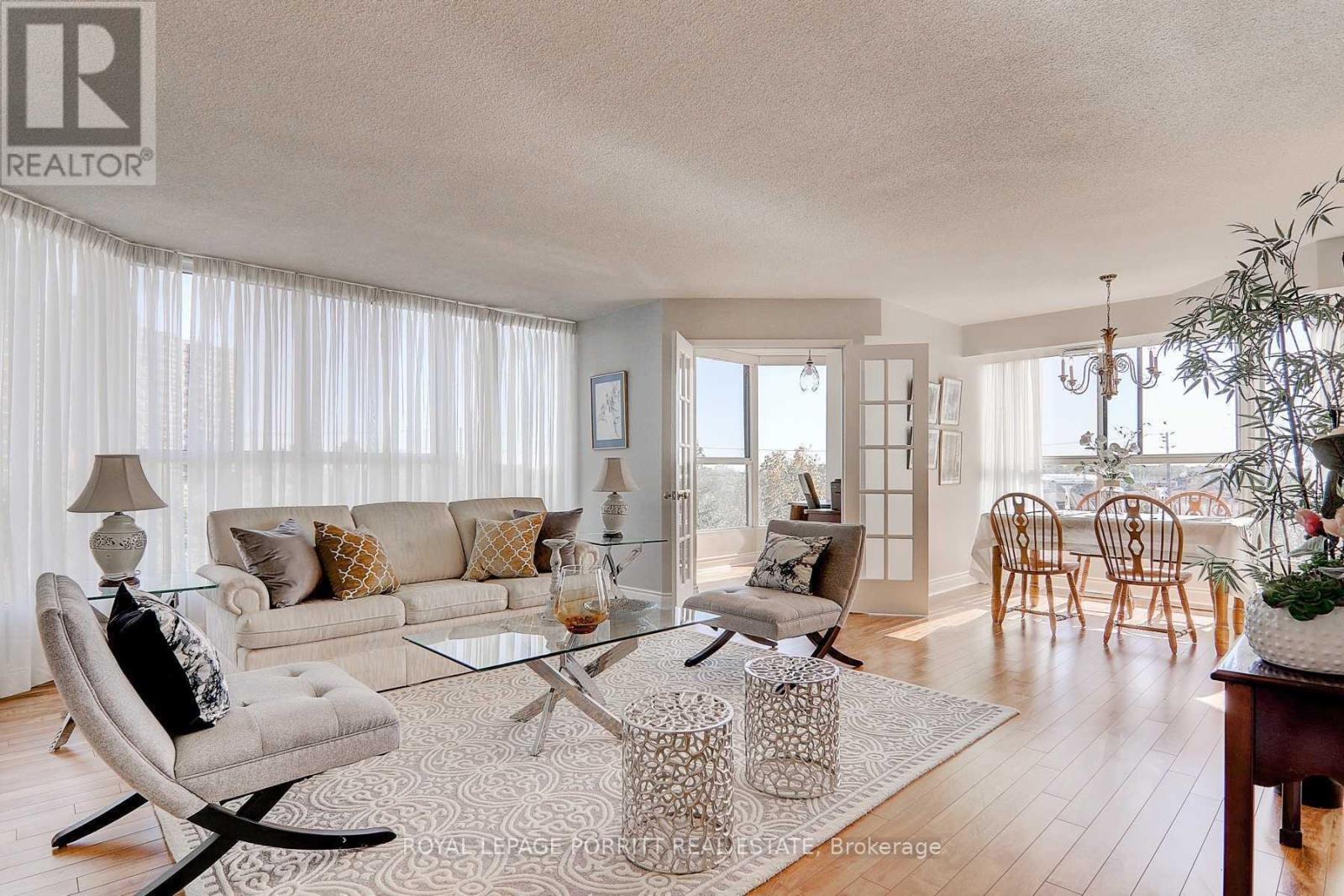 508 - 1271 Walden Circle, Mississauga, ON - Indoor Photo Showing Living Room