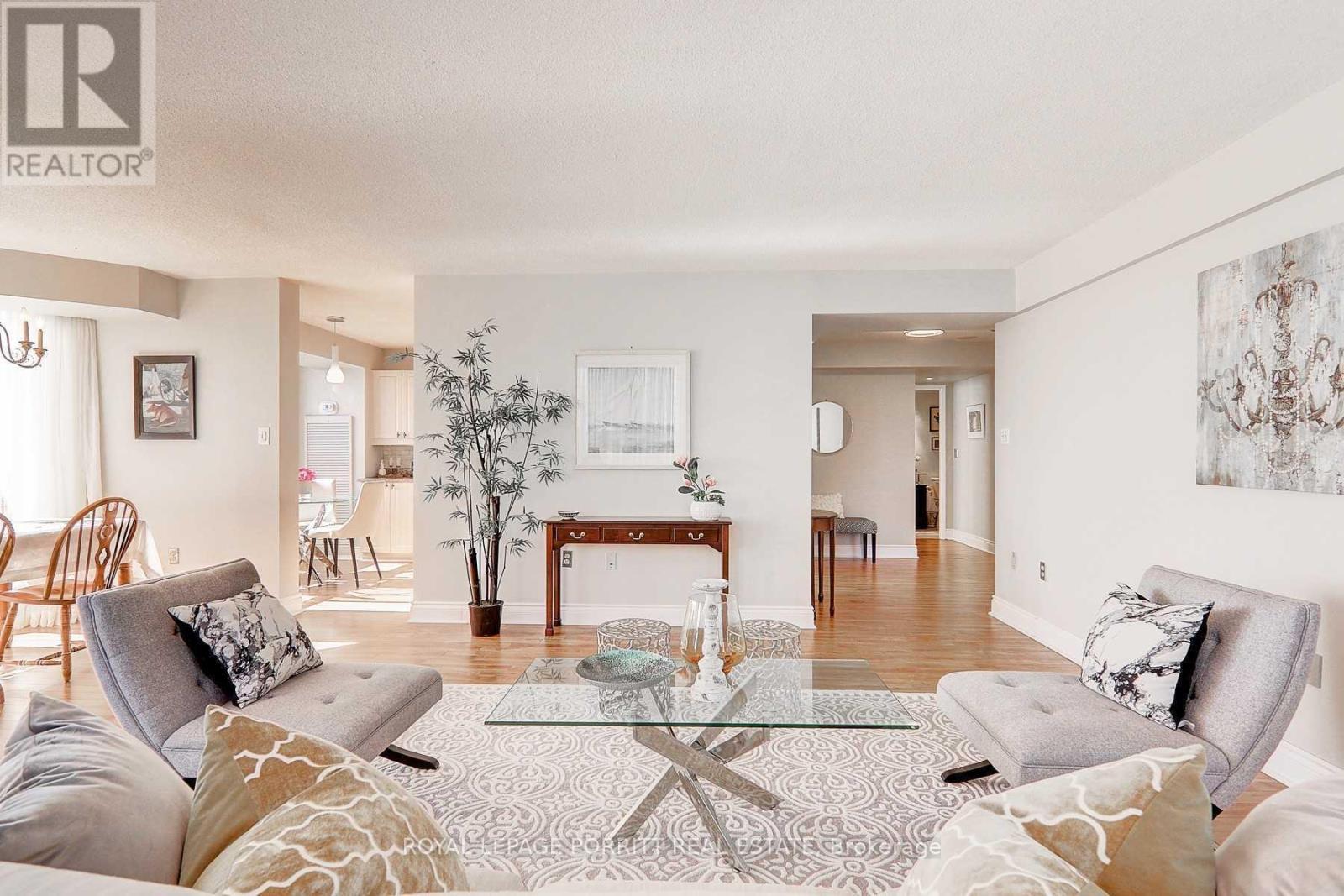 508 - 1271 Walden Circle, Mississauga, ON - Indoor Photo Showing Living Room