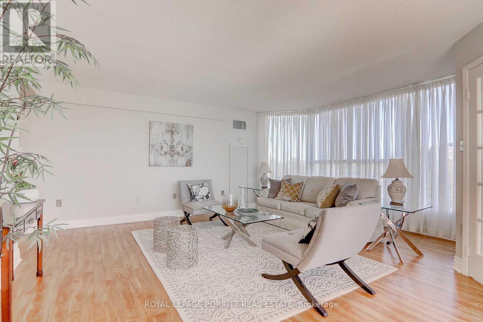 508 - 1271 Walden Circle, Mississauga, ON - Indoor Photo Showing Living Room