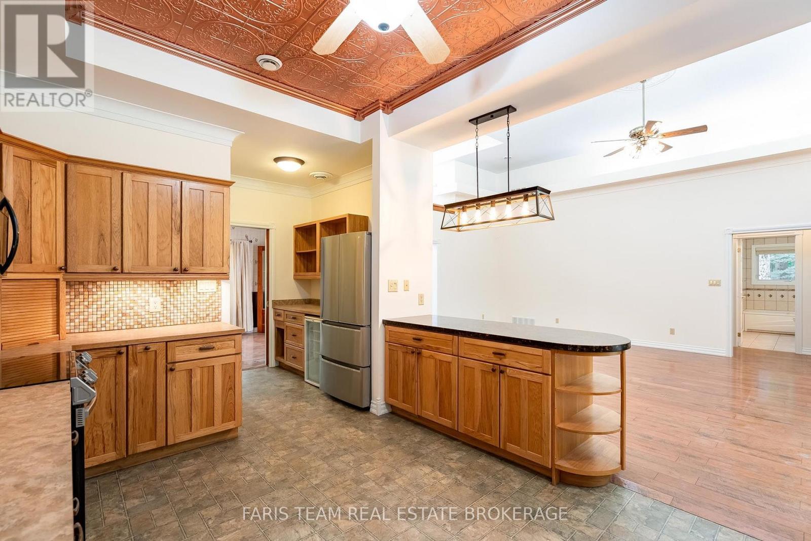 105 Copeland Creek Drive, Tiny, ON - Indoor Photo Showing Kitchen