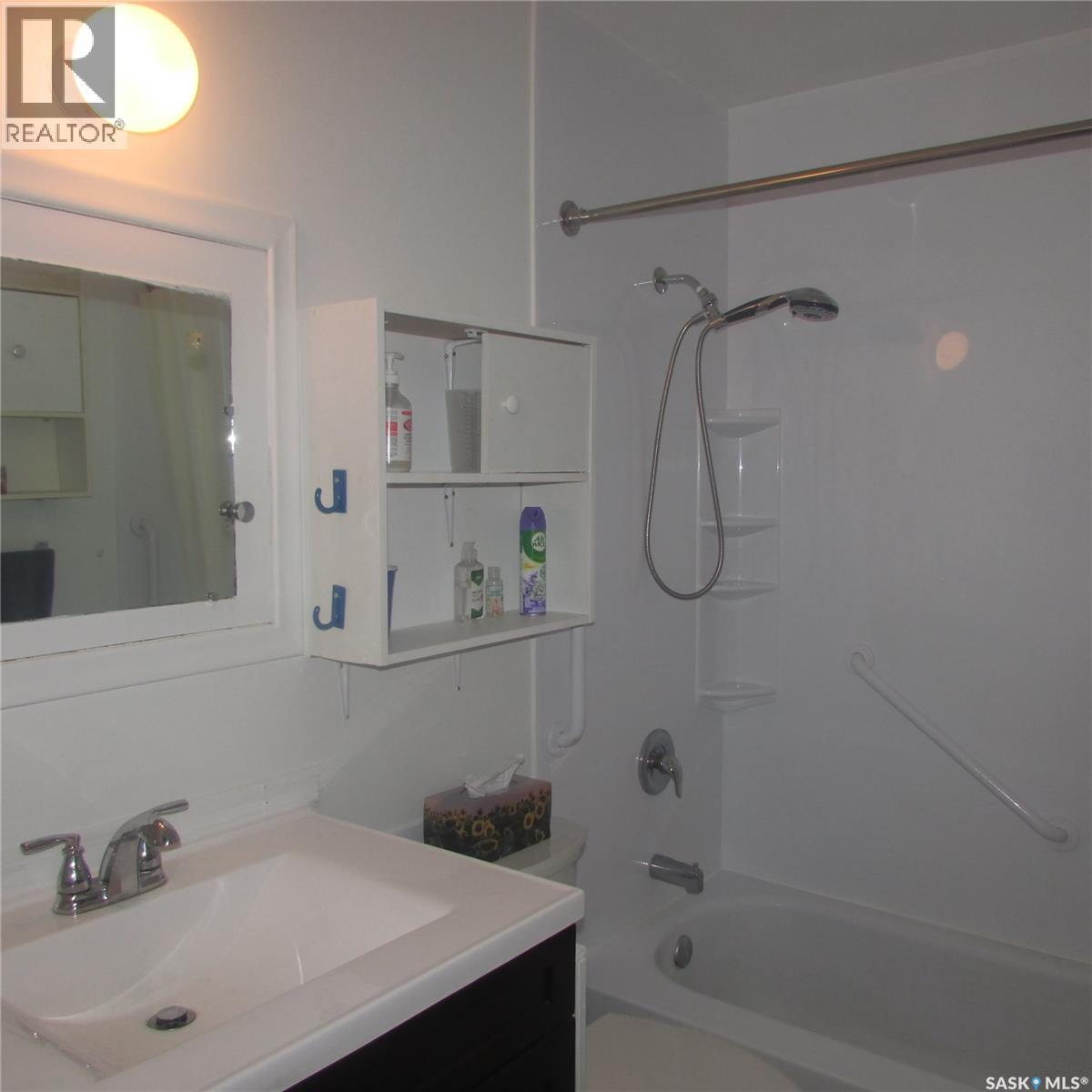 1240 10Th Avenue E, Regina, SK - Indoor Photo Showing Bathroom