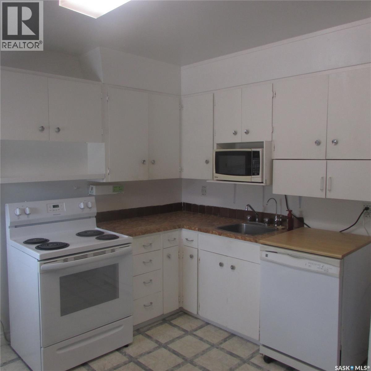 1240 10Th Avenue E, Regina, SK - Indoor Photo Showing Kitchen