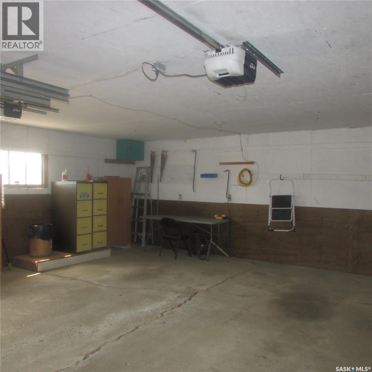 1240 10Th Avenue E, Regina, SK - Indoor Photo Showing Garage