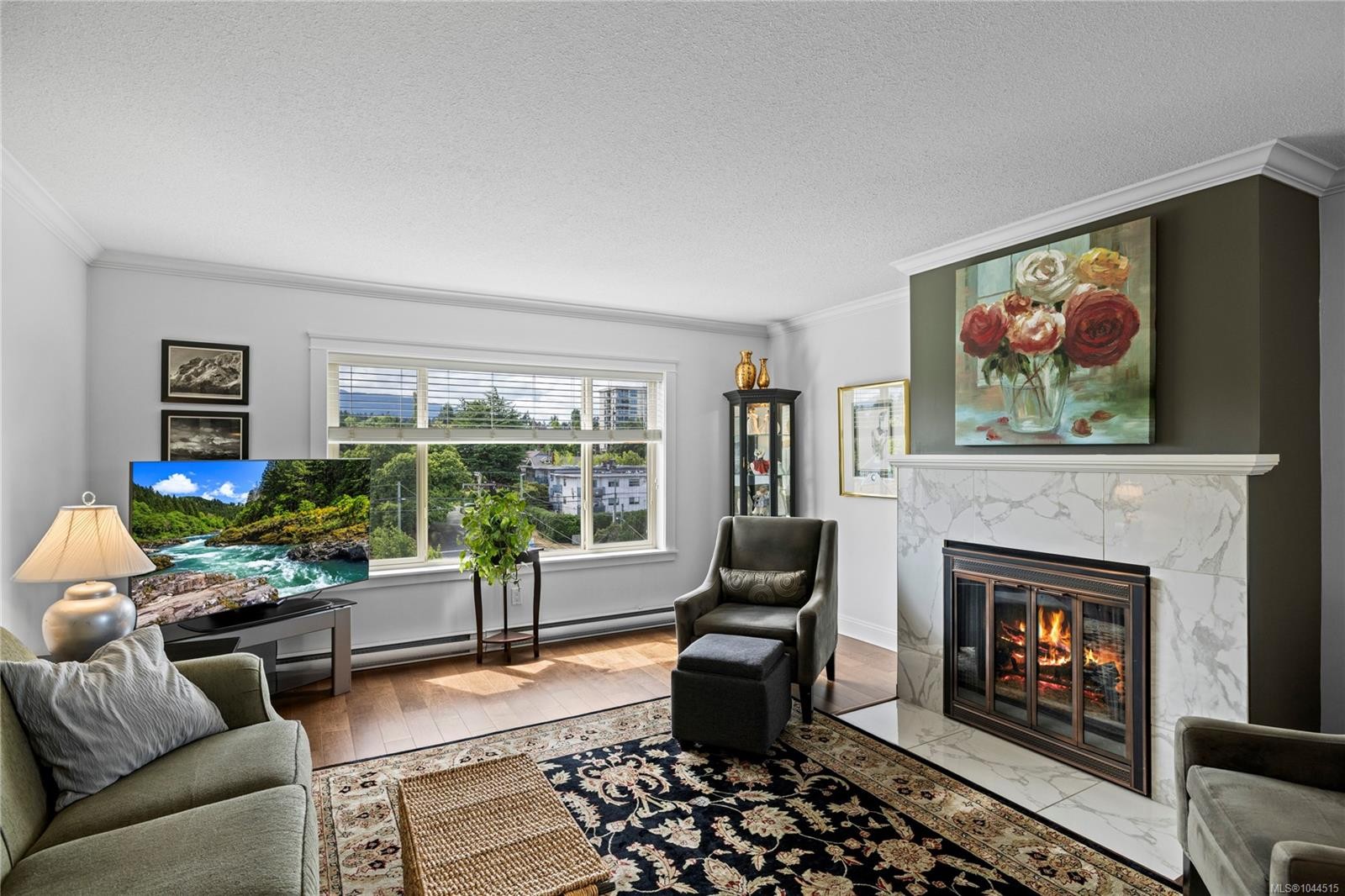 #804-33 Mt. Benson St, Nanaimo, BC - Indoor Photo Showing Living Room With Fireplace