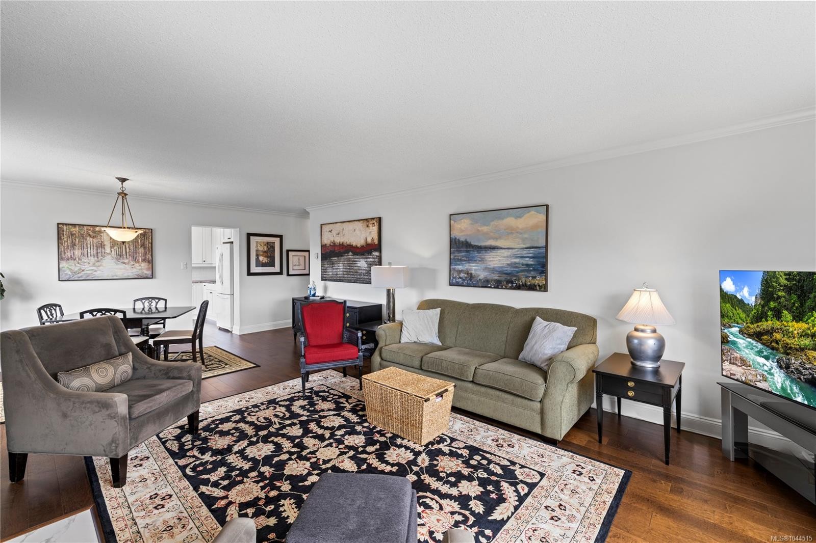 #804-33 Mt. Benson St, Nanaimo, BC - Indoor Photo Showing Living Room