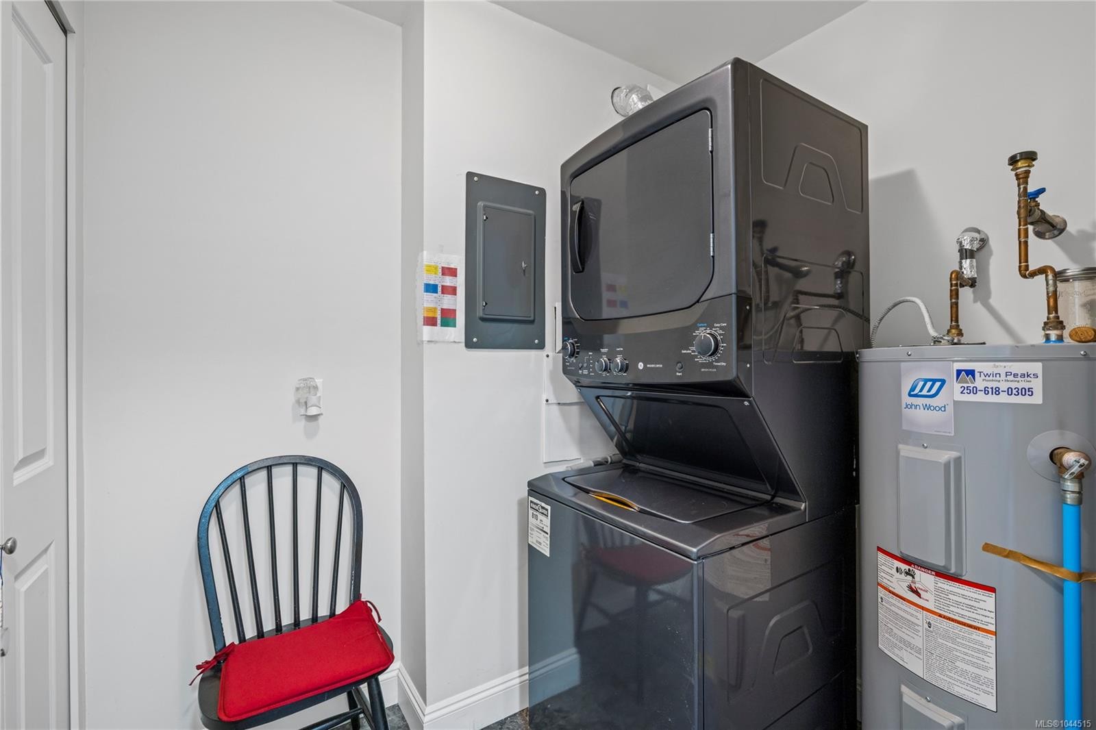 #804-33 Mt. Benson St, Nanaimo, BC - Indoor Photo Showing Laundry Room